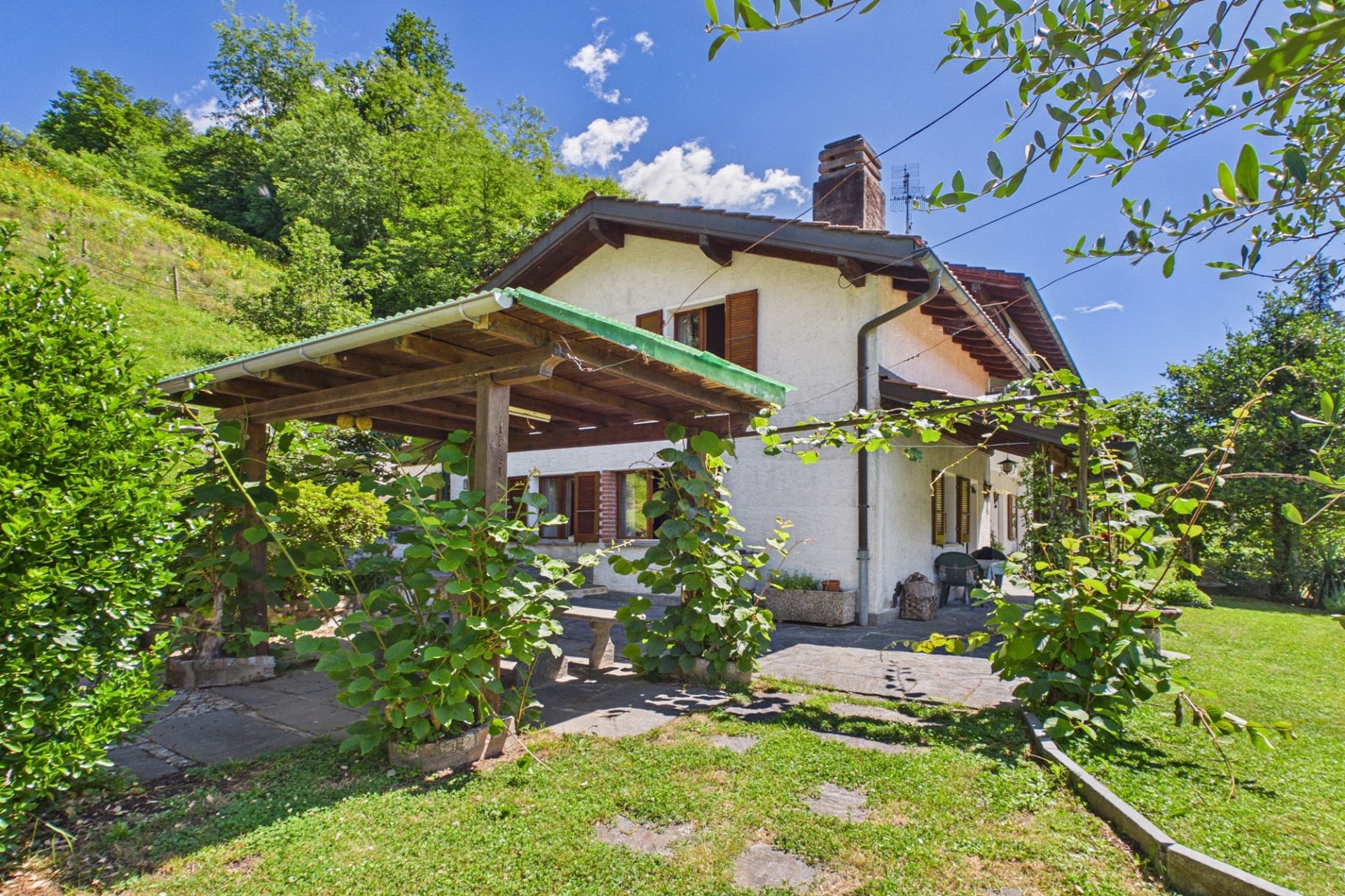 Ländliches Einfamilienhaus mit Garten und Terrassenüberdachung