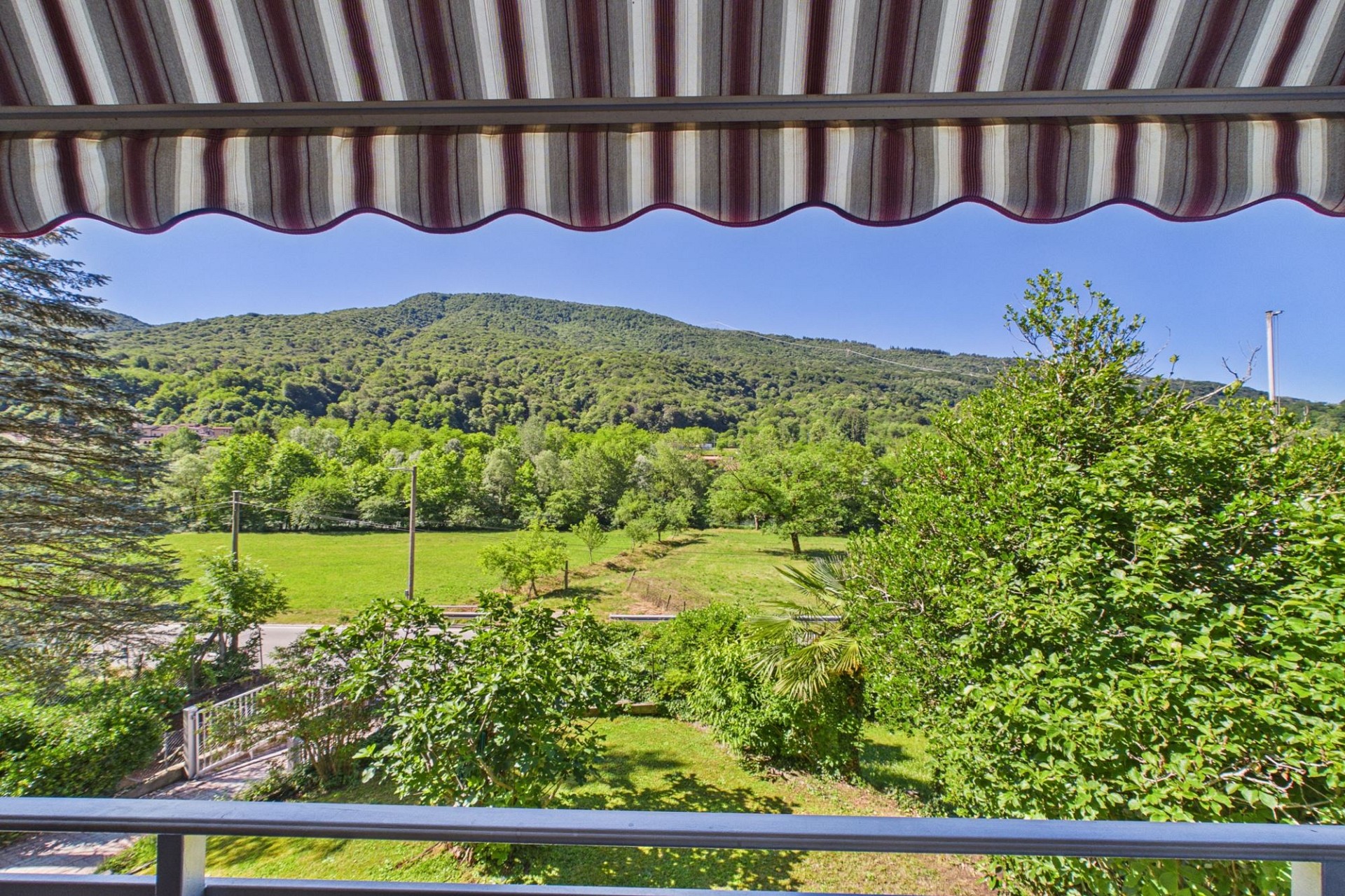 Berg- und Gartenblick vom Balkon