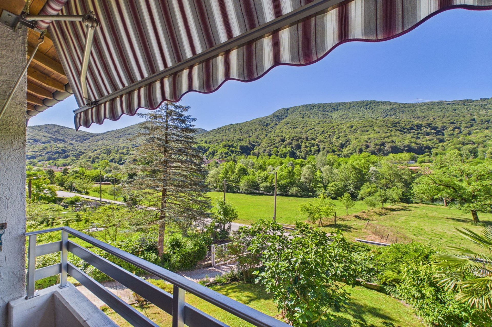 Balkon mit Berg- und Talblick
