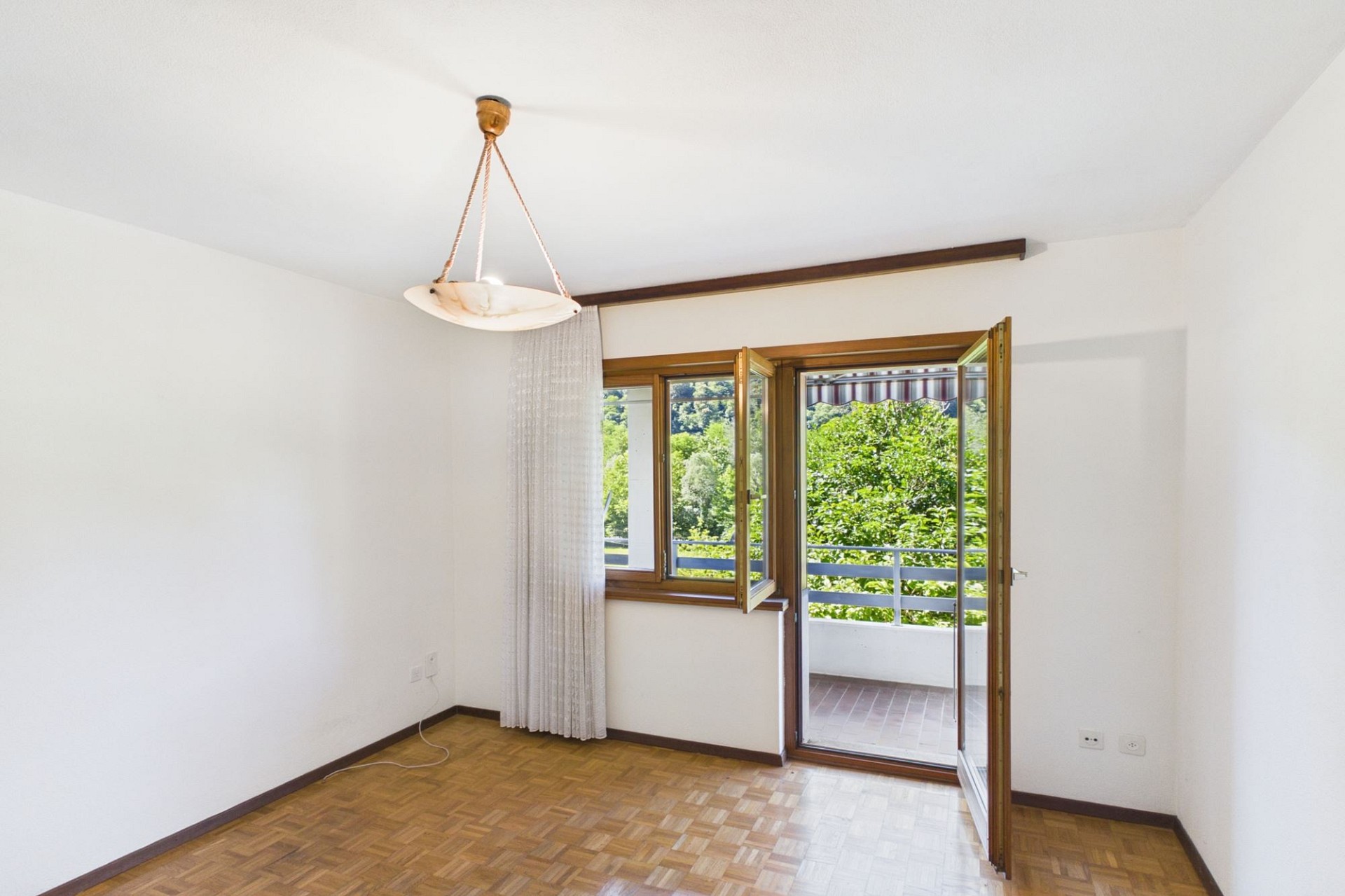 Leerer Raum mit Balkonzugang