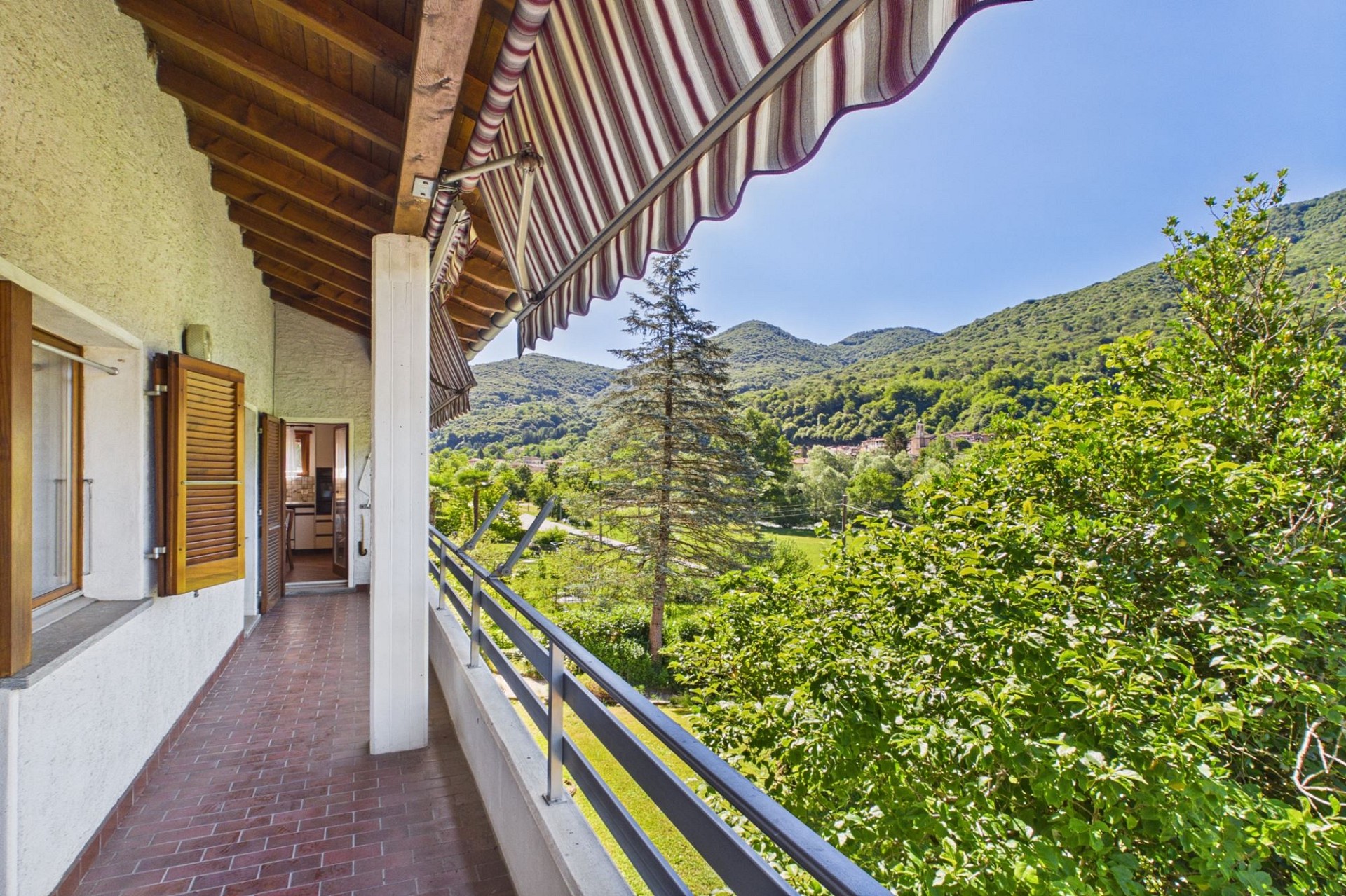 Balkon mit Bergblick