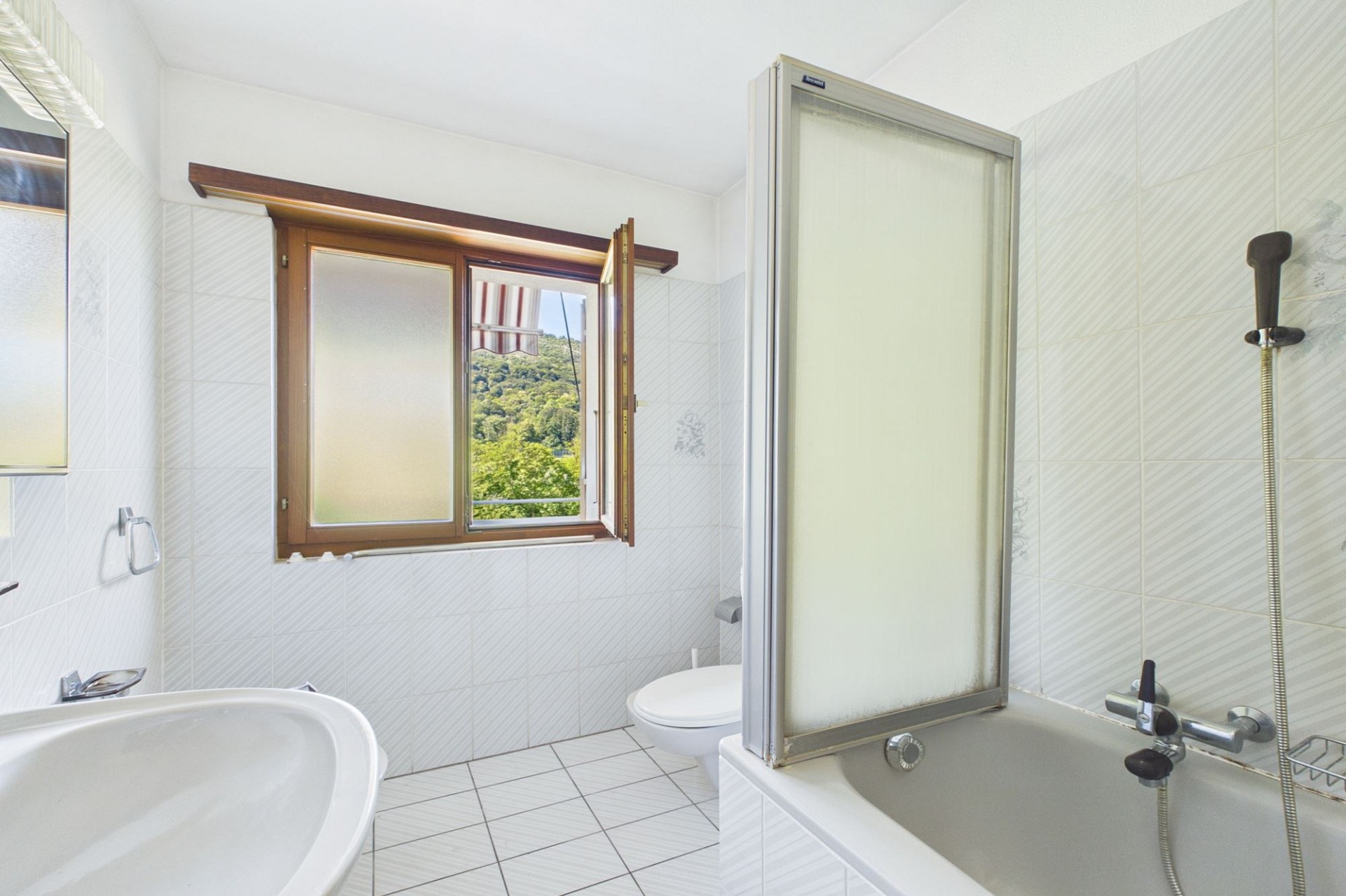 Helles Badezimmer mit Badewanne und Dusche