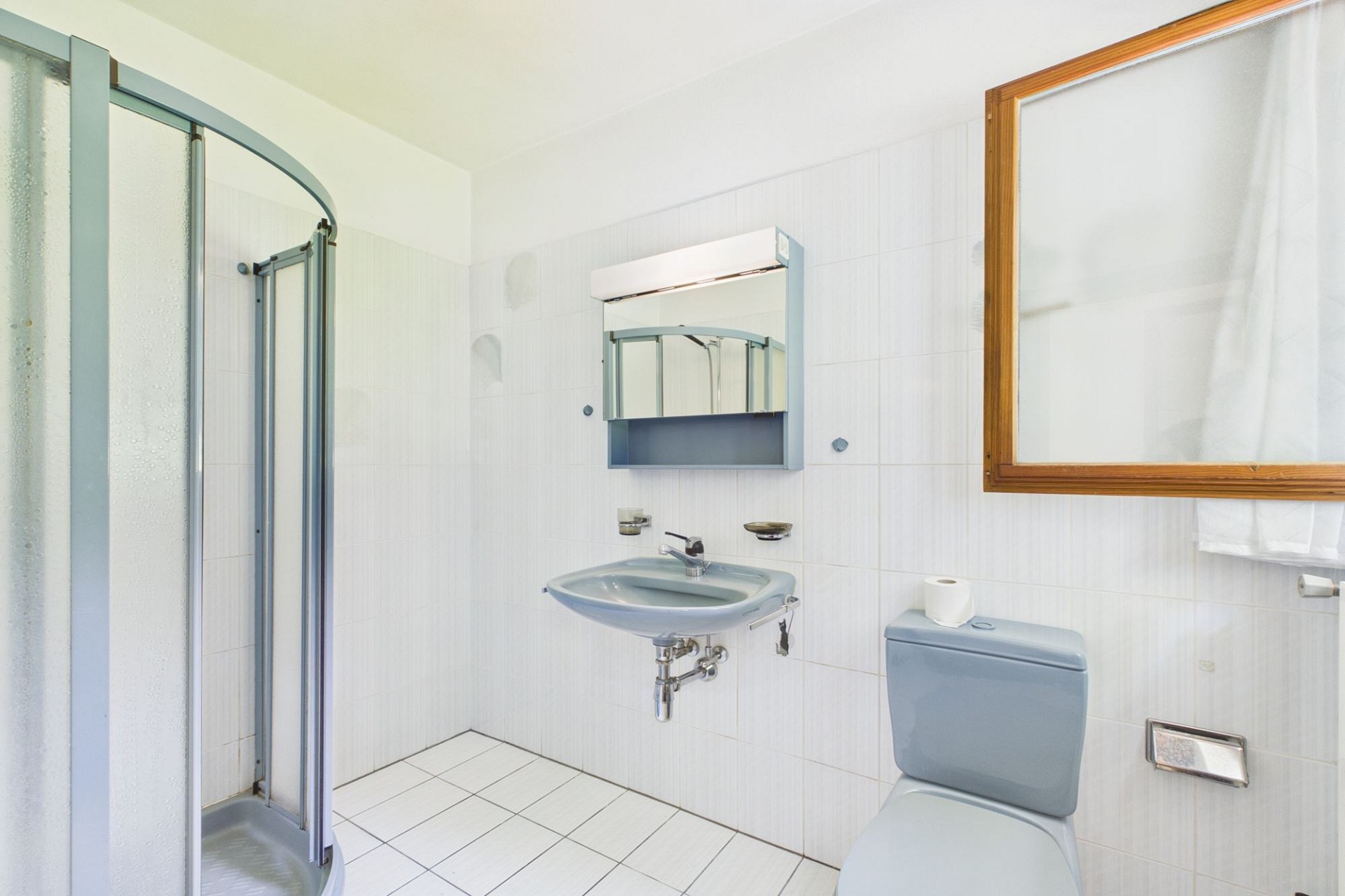 Badezimmer mit Dusche und WC