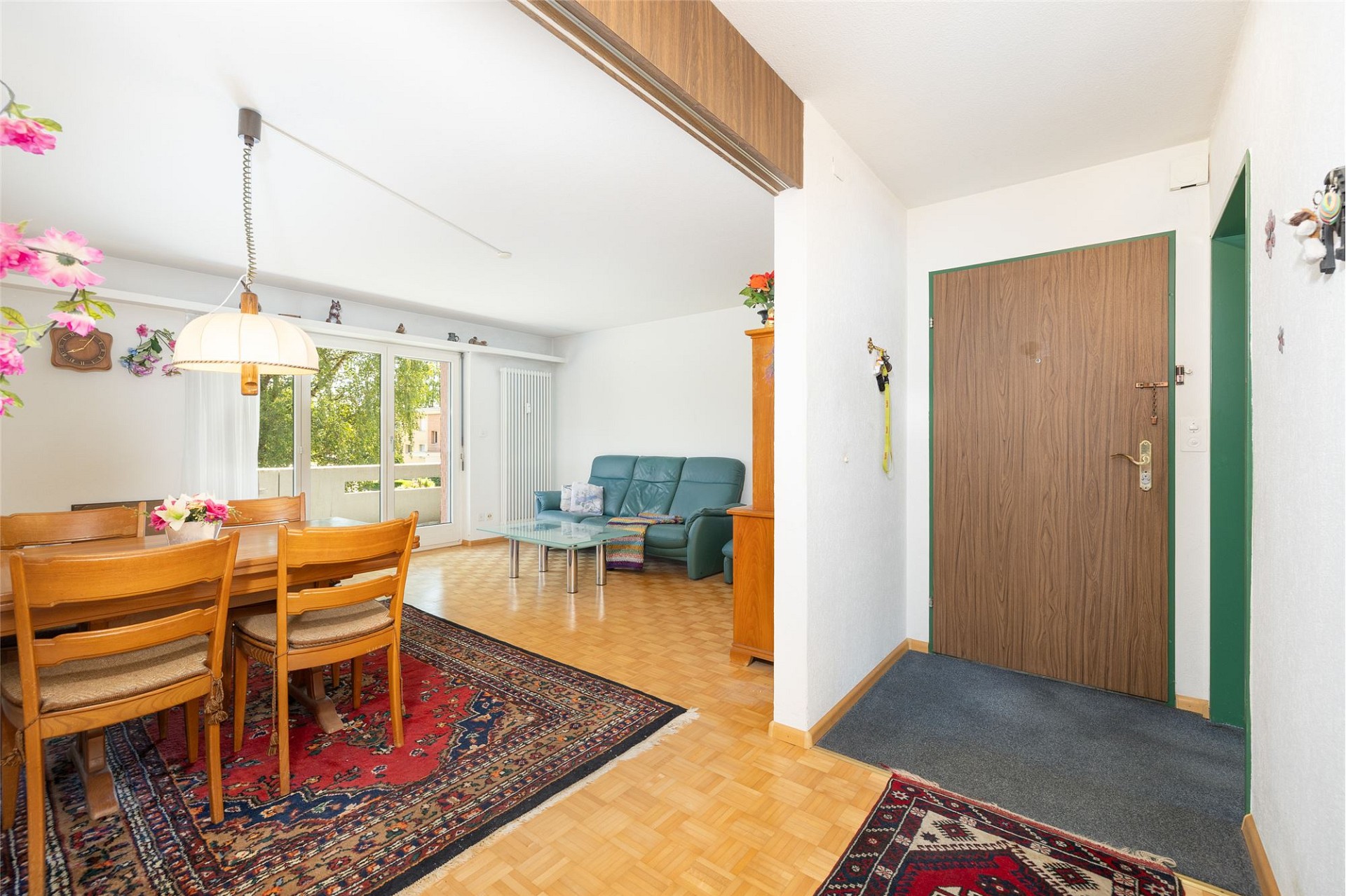 Wohnzimmer mit Essbereich und Eingangszone