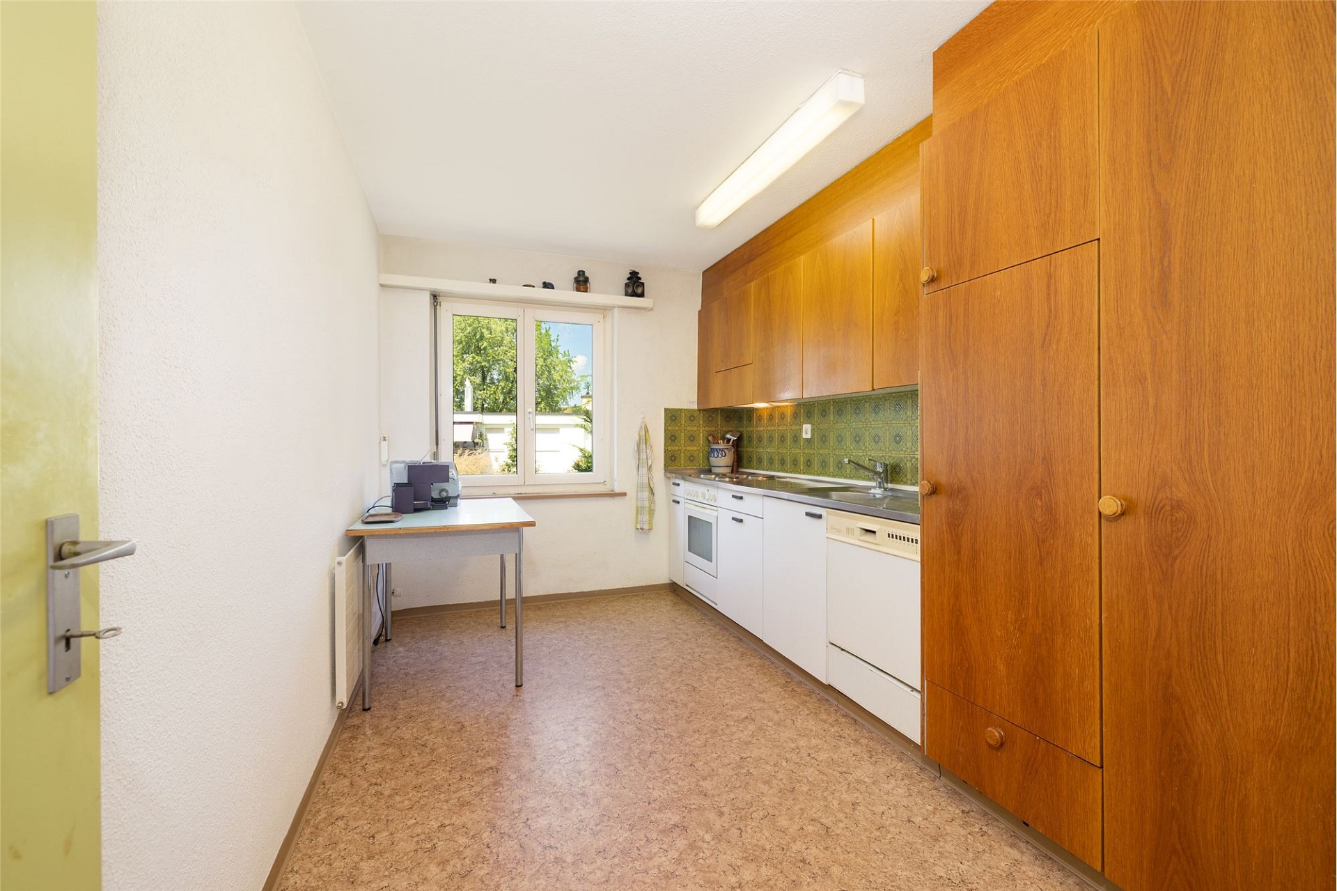 Schmale Küche mit Holzfronten