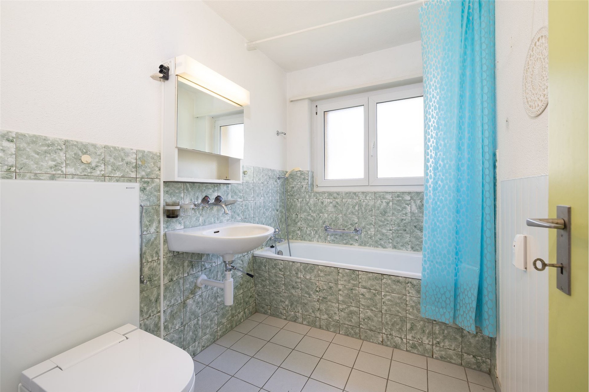 Badezimmer mit Wanne und Fenster
