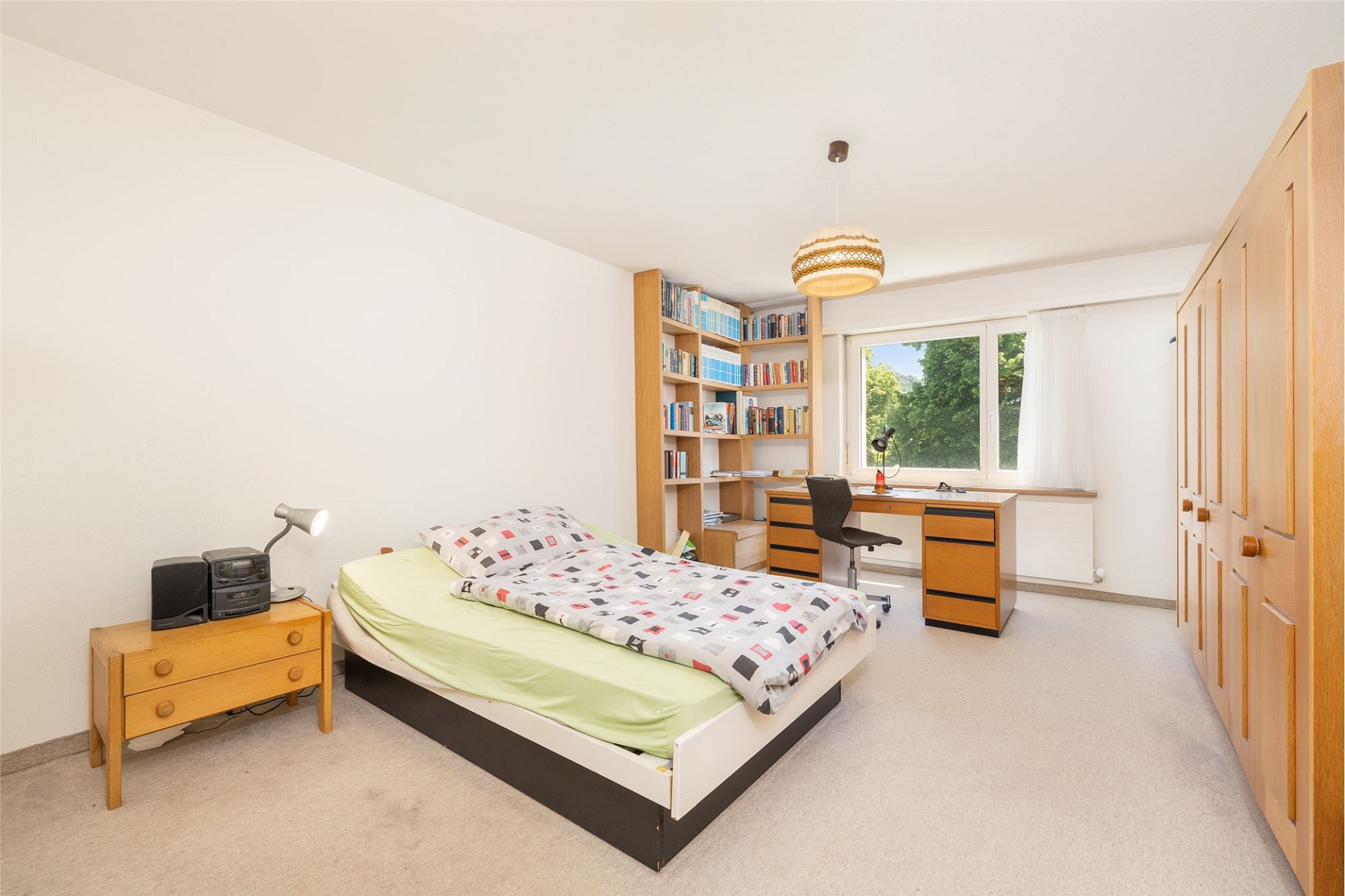 Helles Schlafzimmer mit Arbeitsbereich