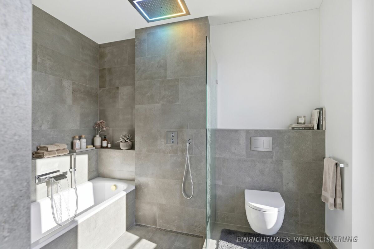 Modernes Badezimmer mit Badewanne und WC