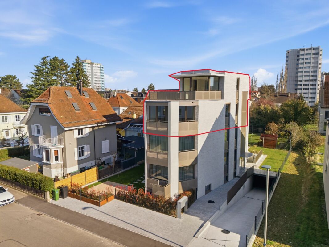 Moderne Mehrfamilienhaus-Architektur in städtischer Umgebung