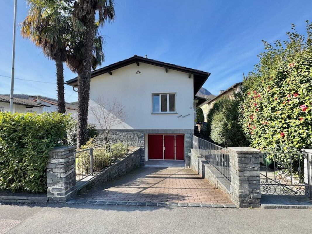 Einfamilienhaus mit Einfahrt und Gartenmauer