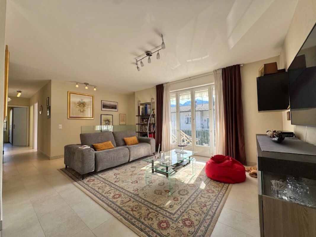 Helles Wohnzimmer mit Balkonzugang