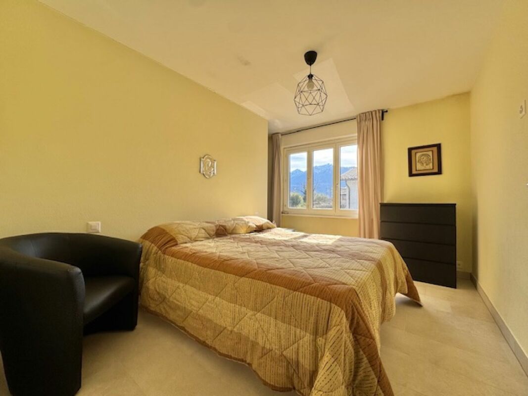 Helles Schlafzimmer mit Bergblick