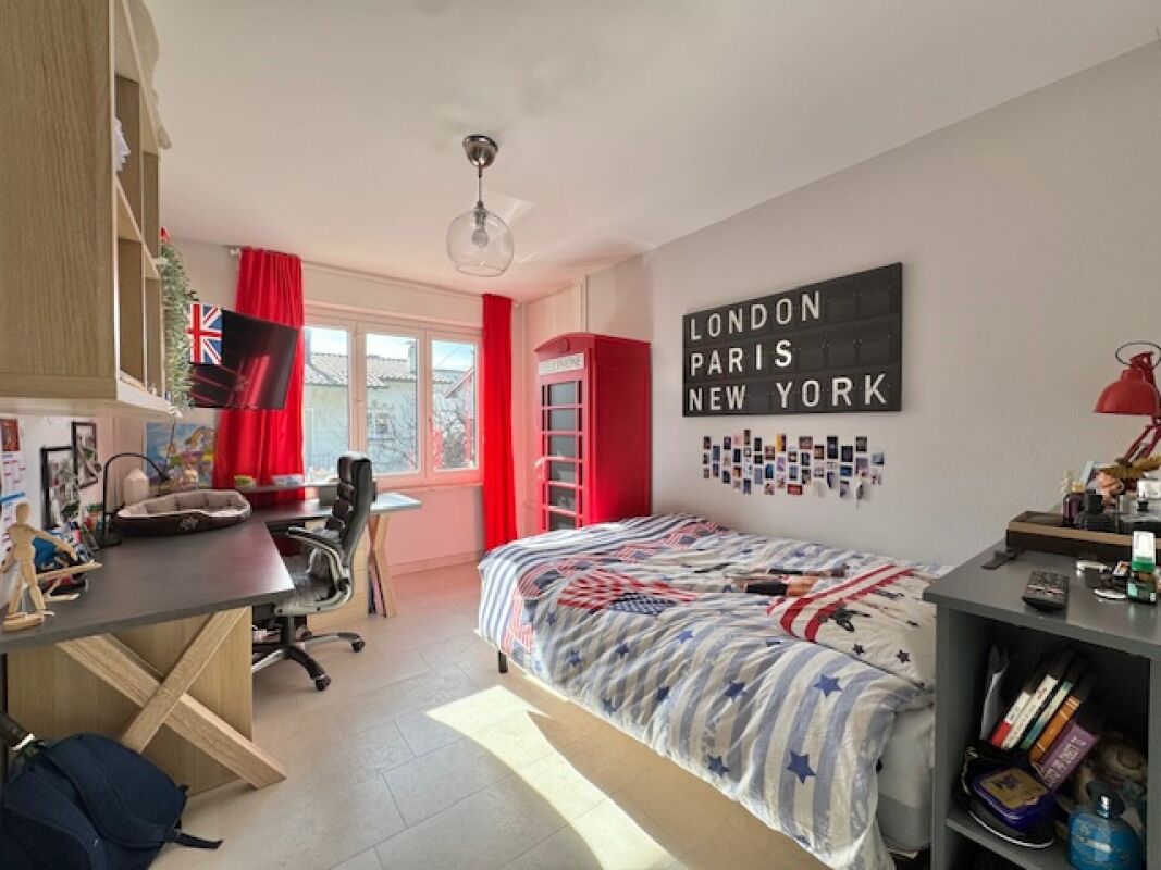 Jugendzimmer mit Bett und Schreibtisch