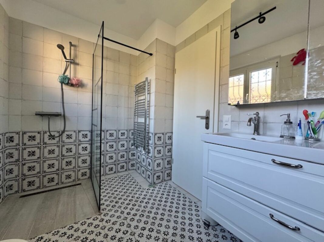 Modernes Badezimmer mit begehbarer Dusche und Waschtisch