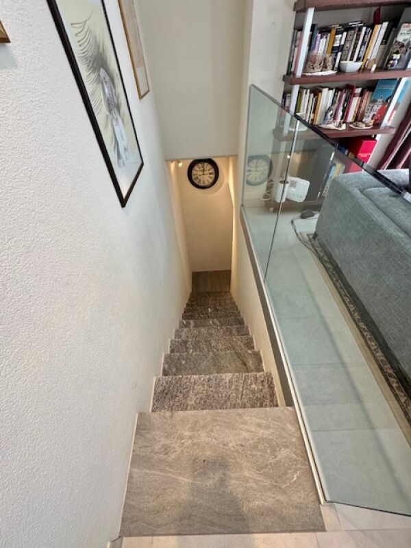 Treppe mit Galerie und Bücherregal