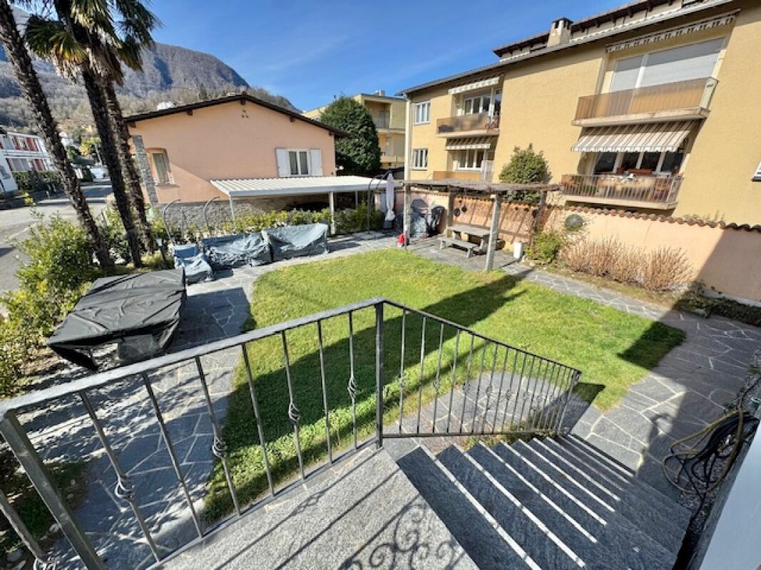 Garten mit Terrasse und Wohnhausfassaden