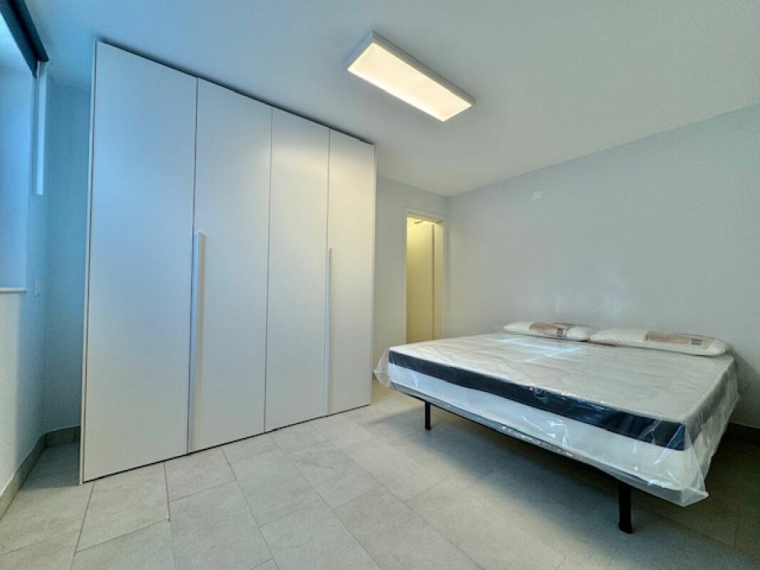 Schlichtes Schlafzimmer mit Einbauschrank