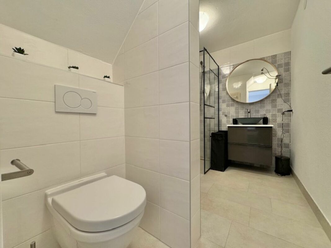 Modernes Badezimmer mit separatem WC-Bereich
