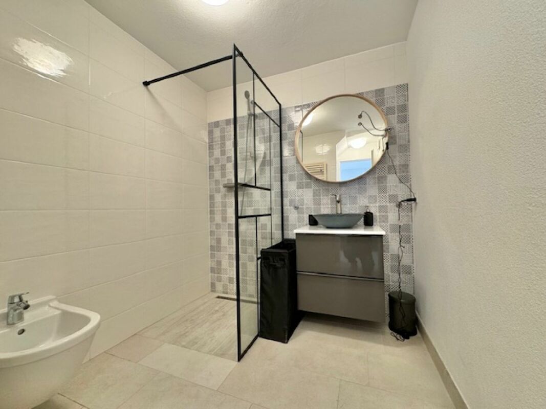 Modernes Badezimmer mit Dusche und Waschtisch