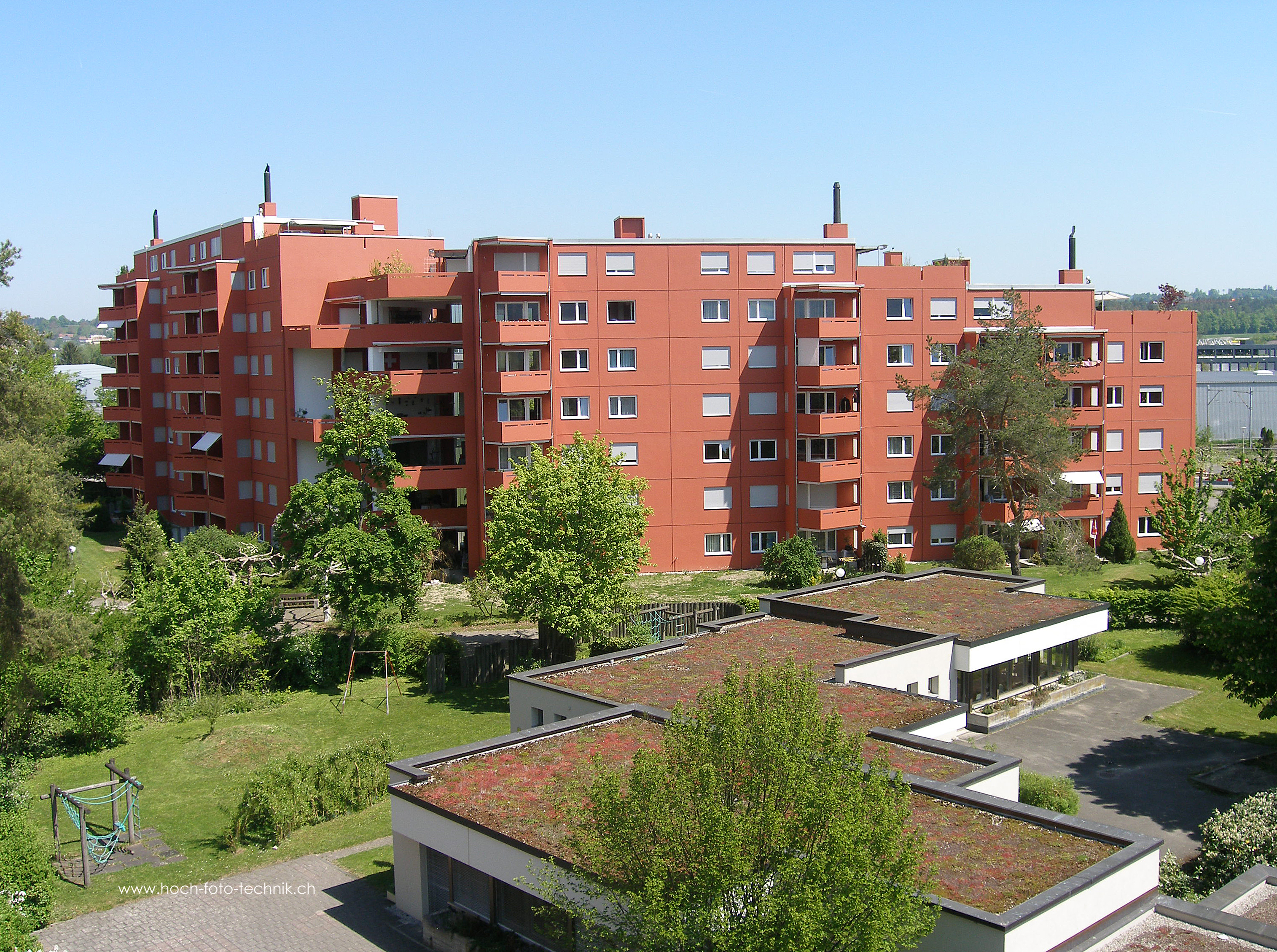 Mehrfamilienhaus mit begrünten Flachdächern und Gartenanlage