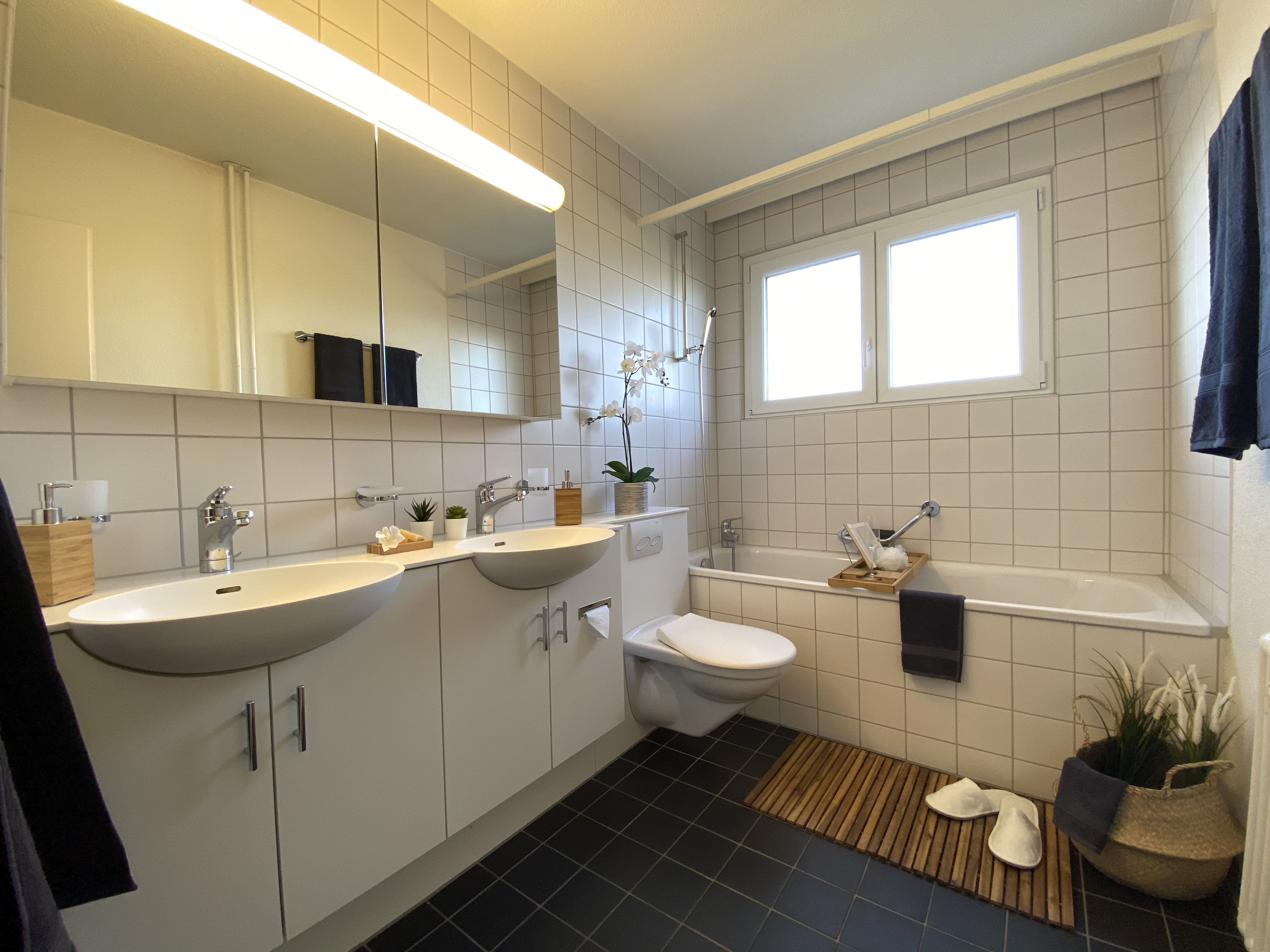 Modernes Badezimmer mit Doppelwaschbecken und Badewanne