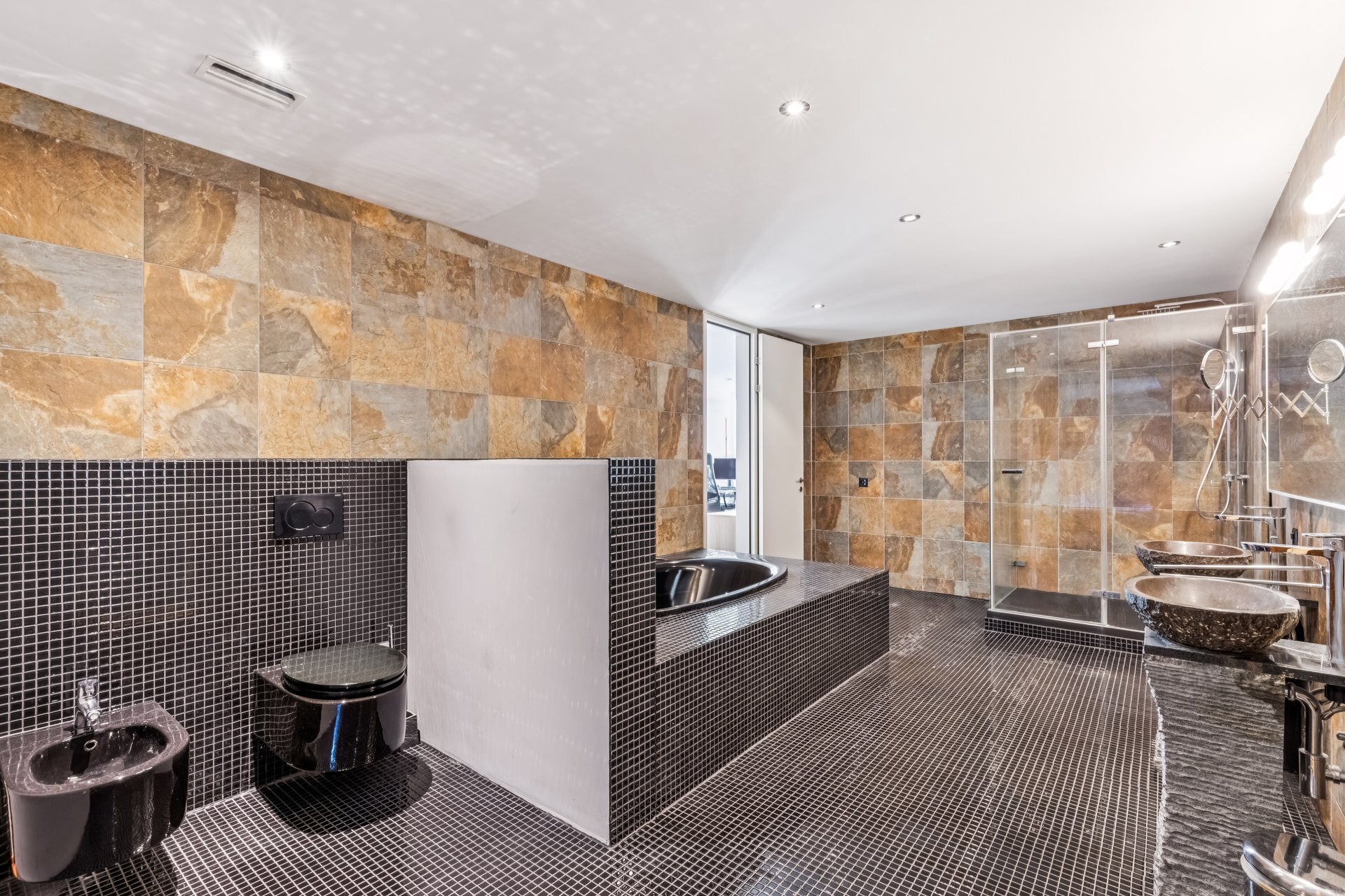 Luxuriöses Badezimmer mit Naturstein und Mosaik