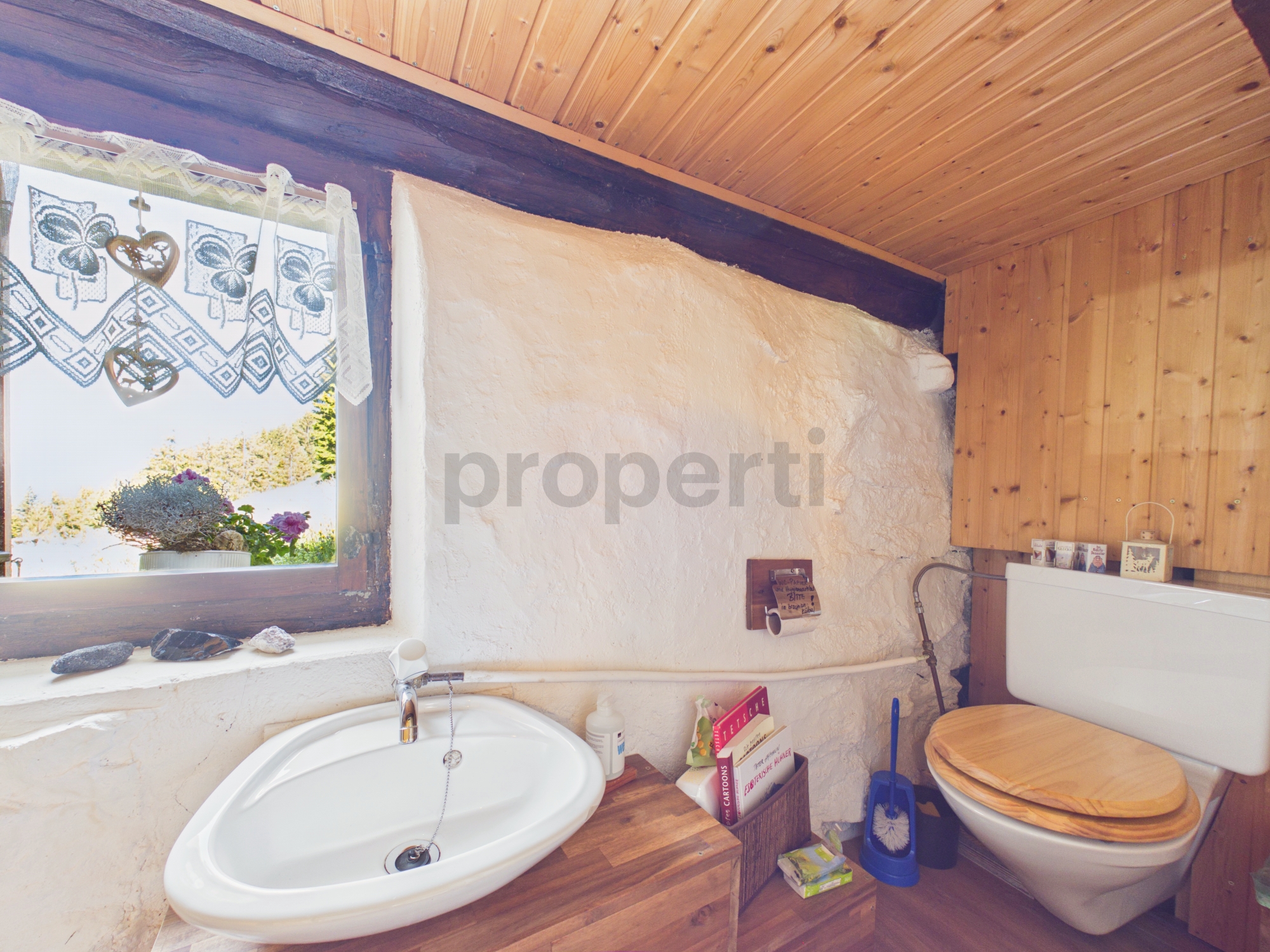 Rustikales Badezimmer mit Badewanne und Toilette