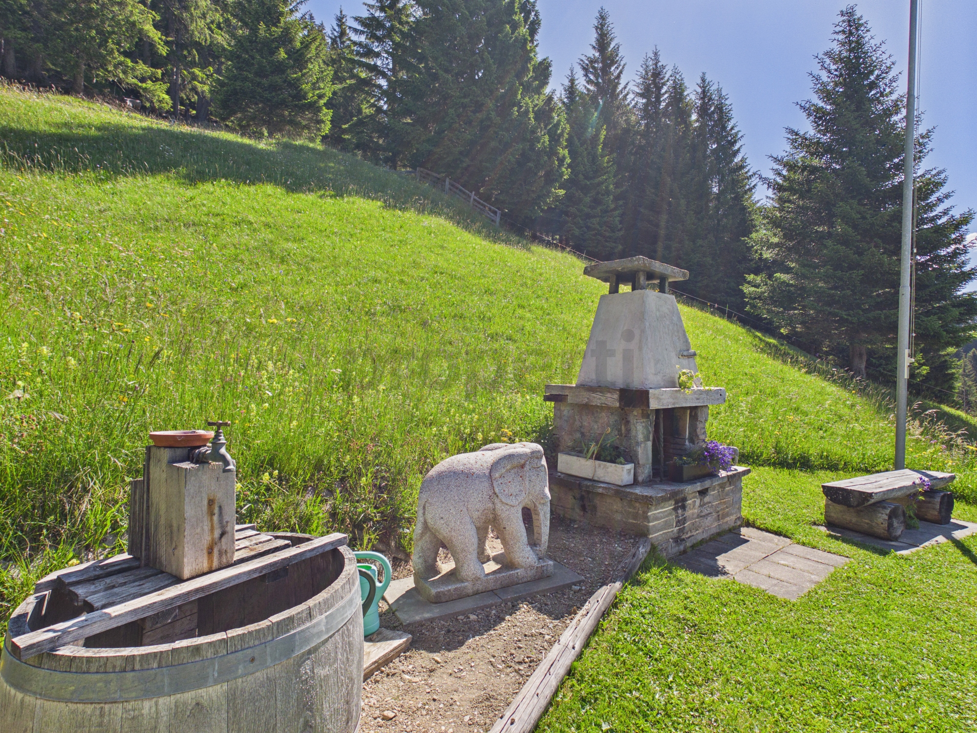 Ländlicher Außenbereich mit Grill- und Gartenplatz