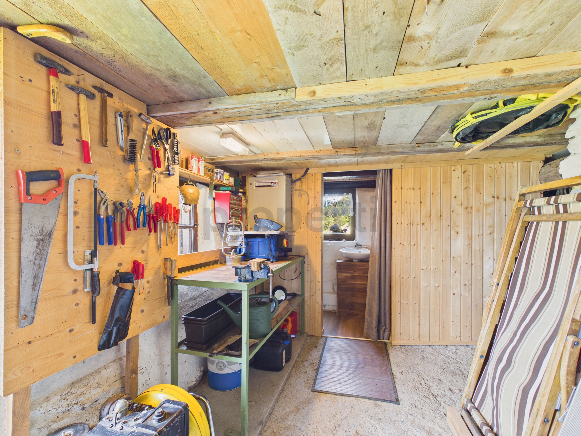 Werkstatt- und Hobbyraum mit Holzverkleidung