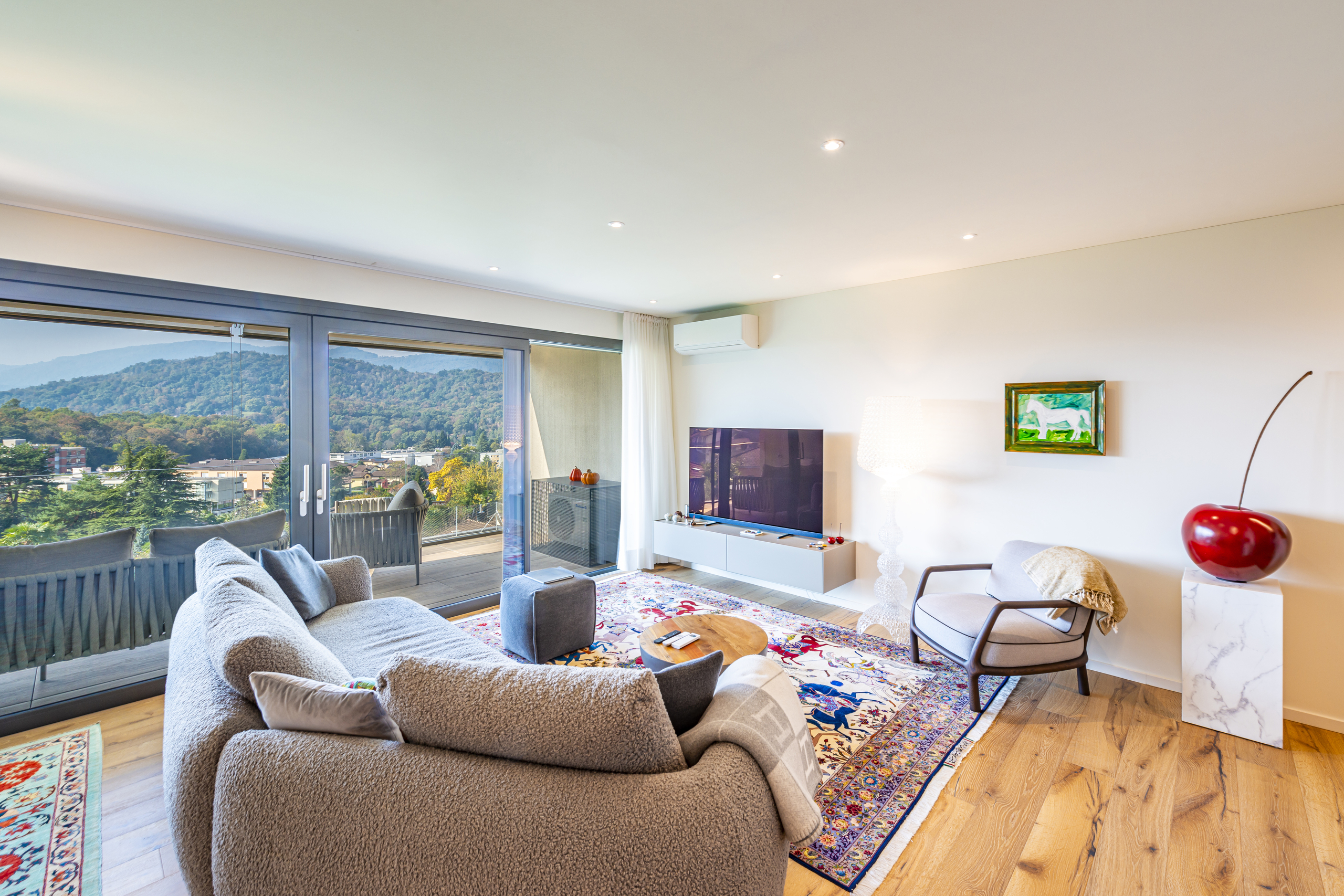 Modernes Wohnzimmer mit Bergblick