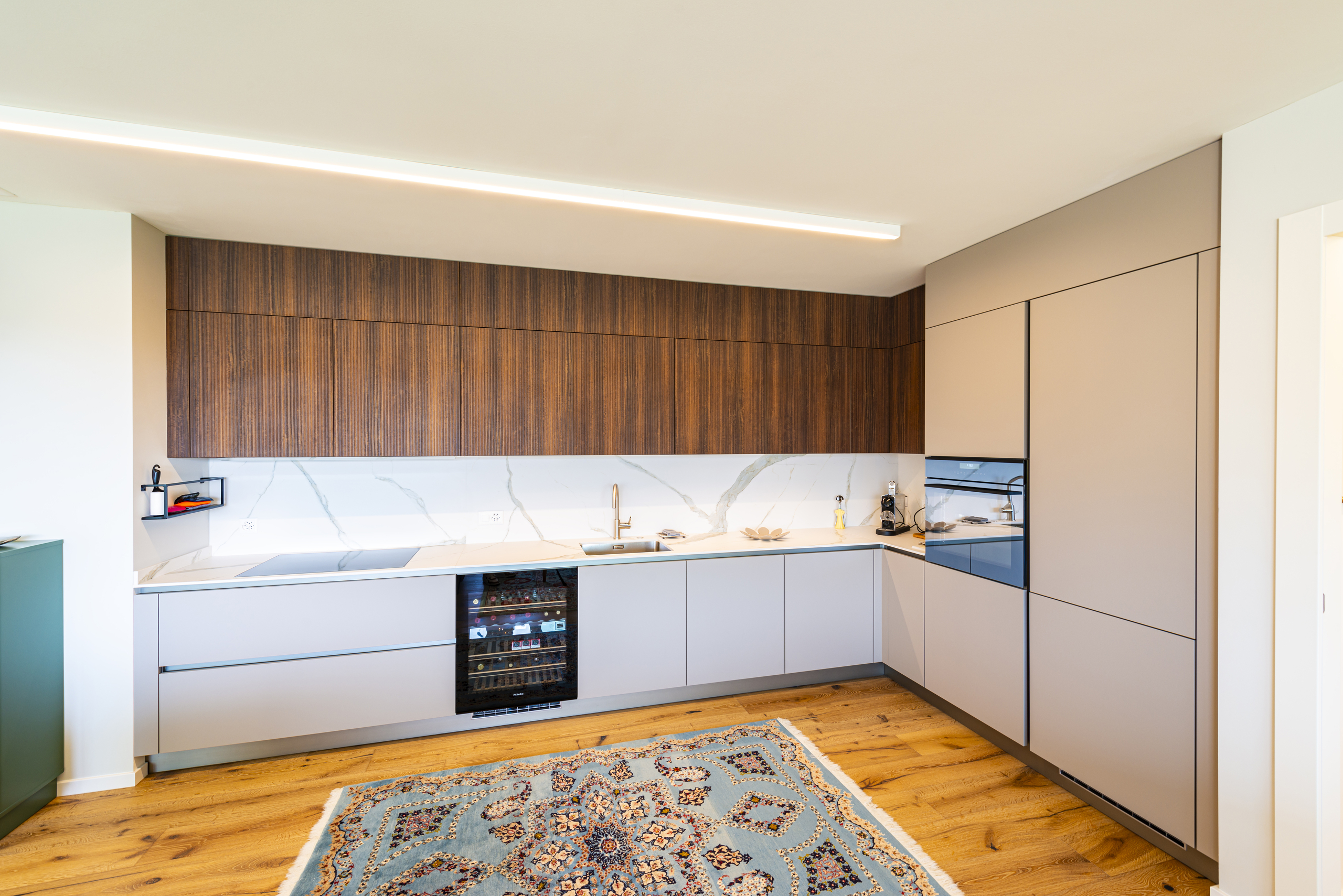 Moderne Designküche mit Holzfronten