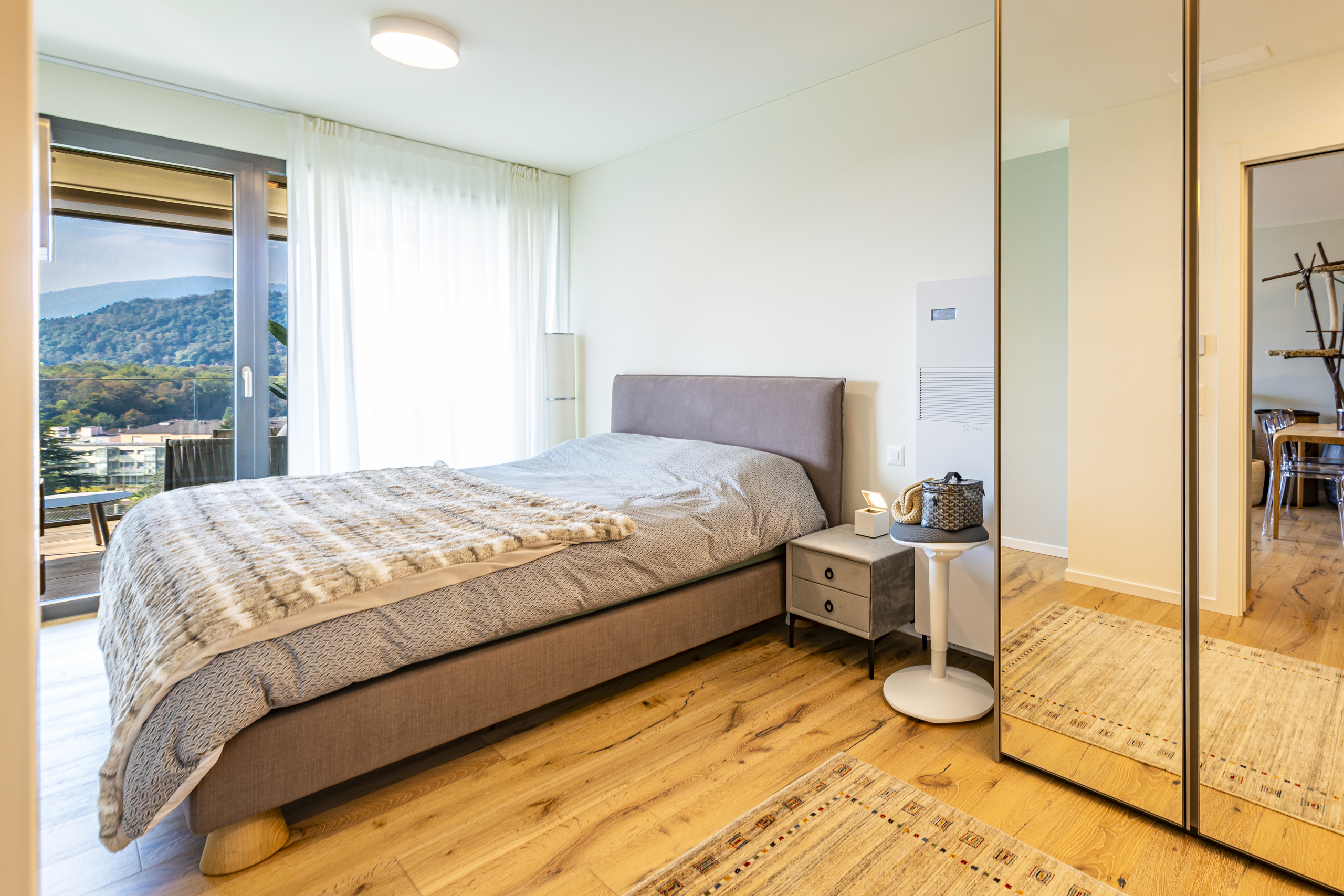 Helles Schlafzimmer mit Bergblick