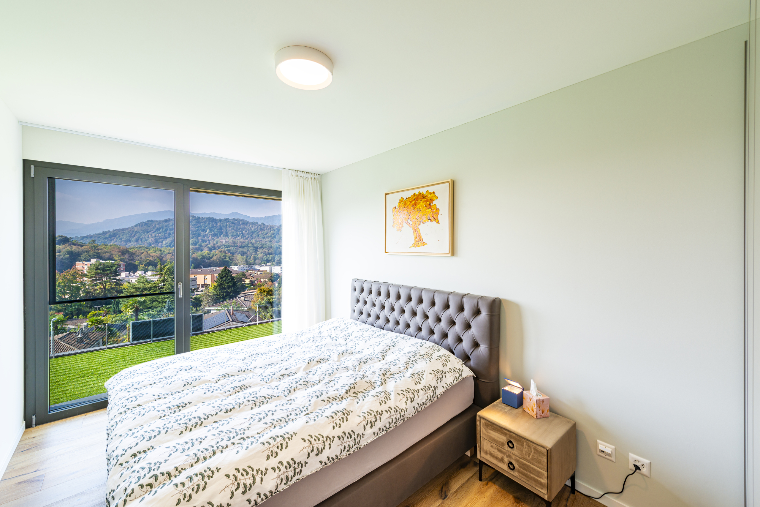 Helles Schlafzimmer mit Bergblick