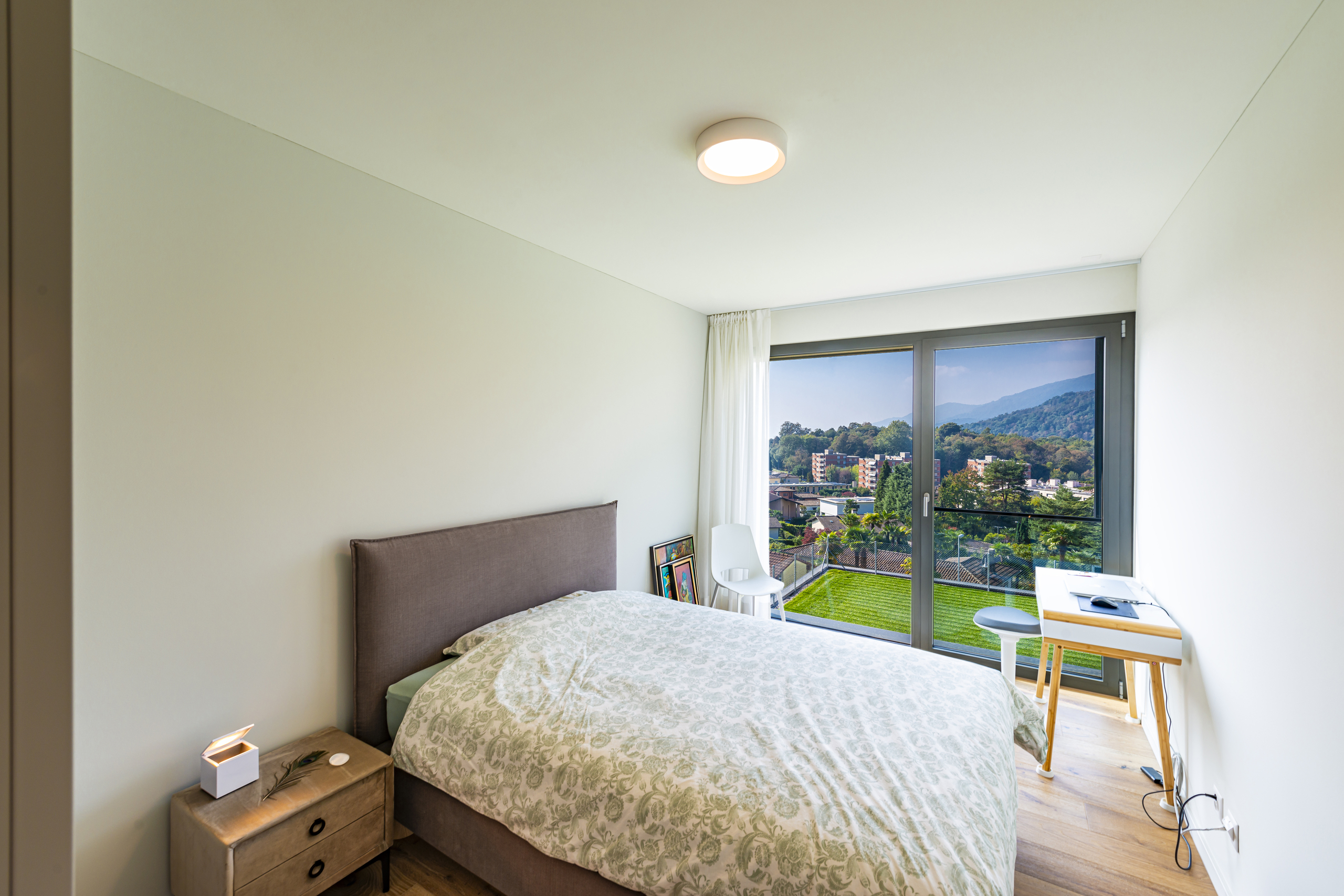 Helles Schlafzimmer mit Bergblick