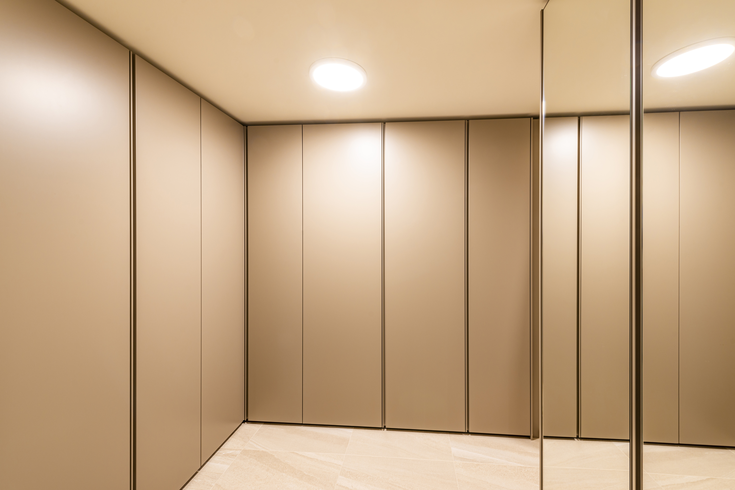 Modernes Ankleidezimmer mit Einbauschränken