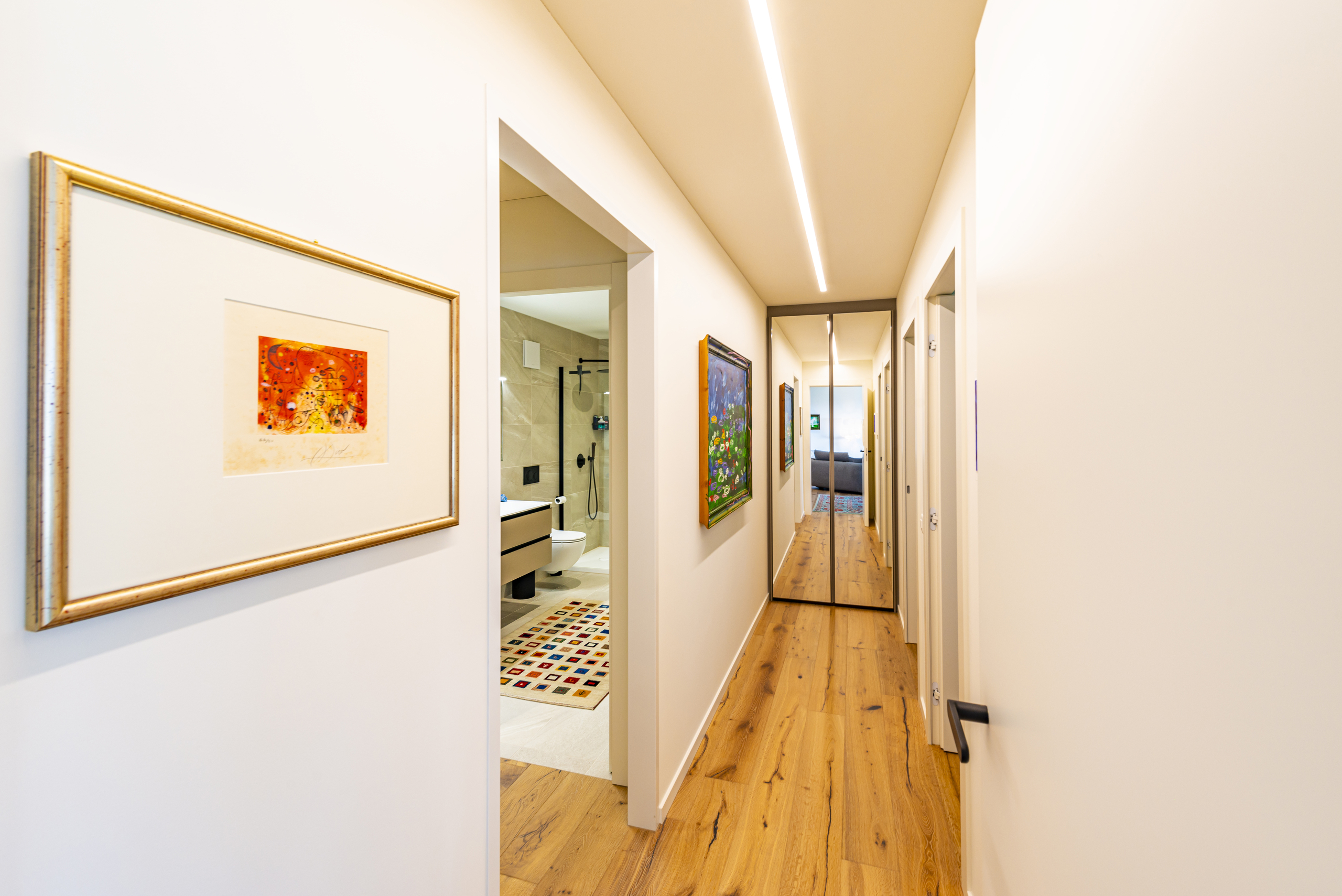 Heller Flur mit Kunstwerken