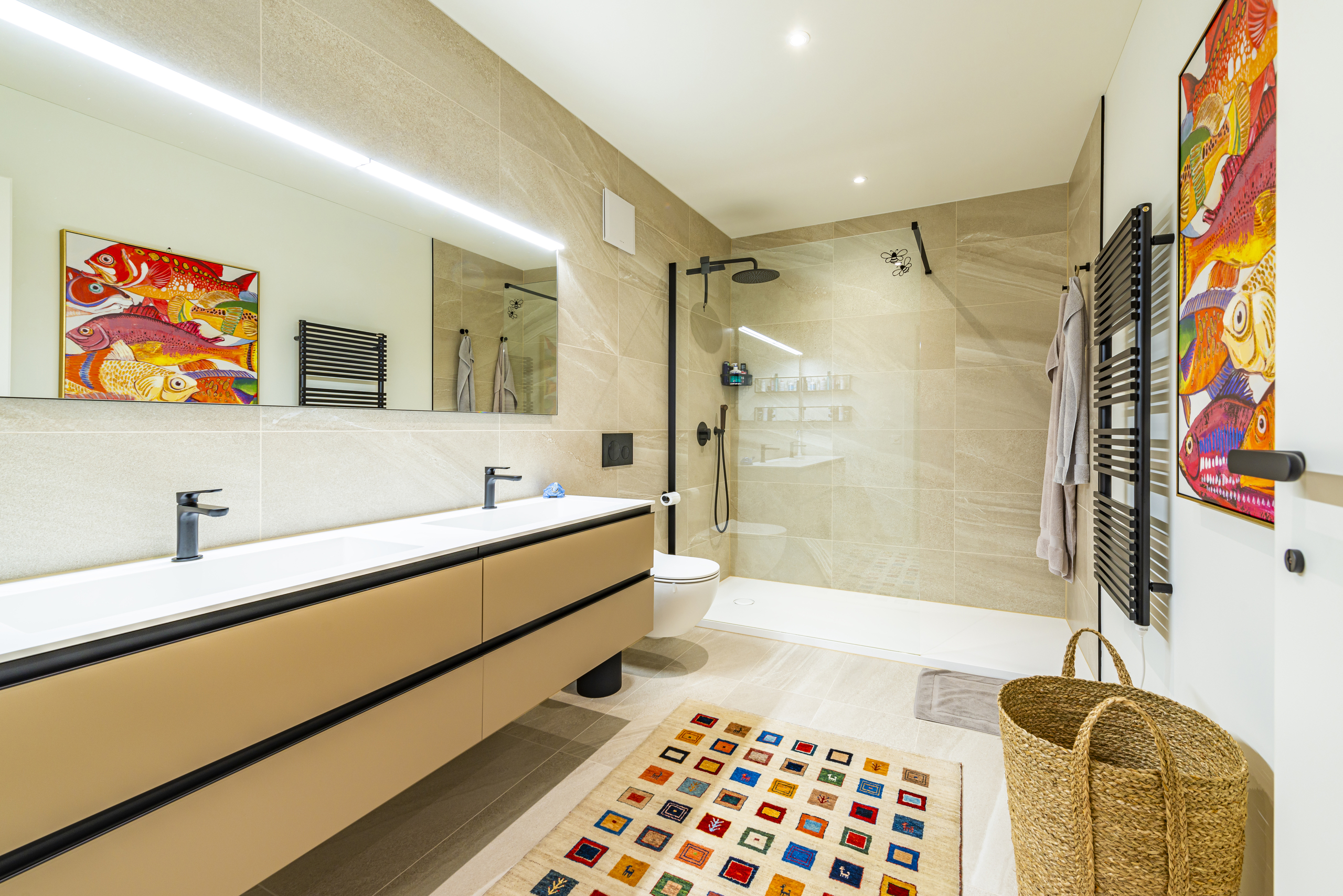 Modernes Badezimmer mit begehbarer Dusche und Doppelwaschtisch