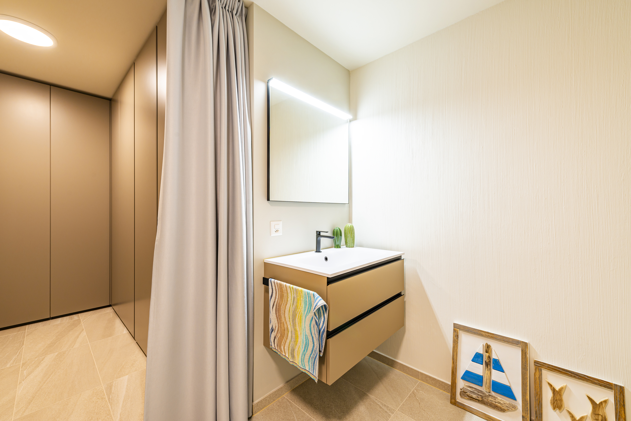 Modernes Badezimmer mit Waschtisch und Einbauschrank