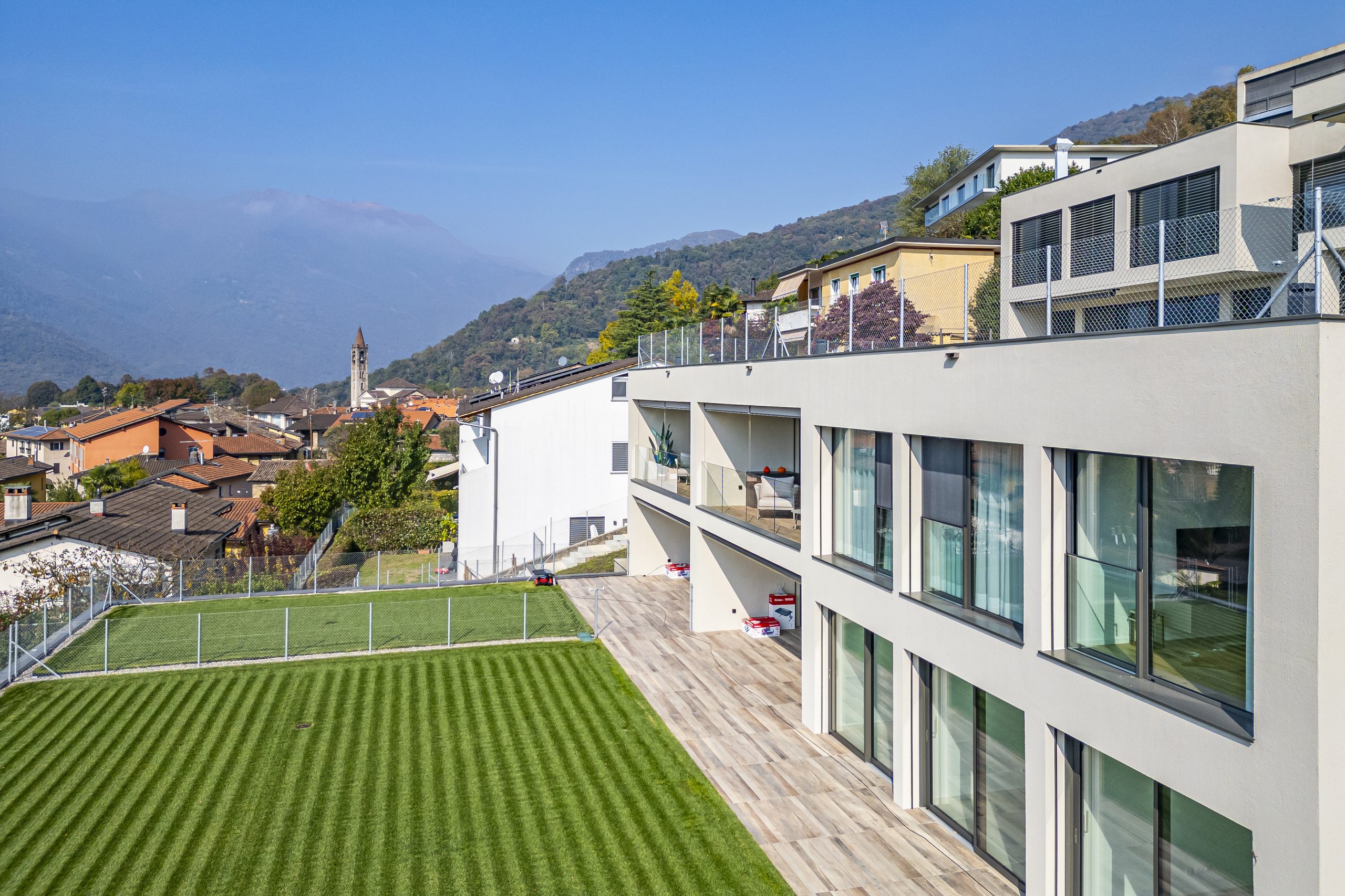 Modernes Wohnhaus mit Garten und Bergblick