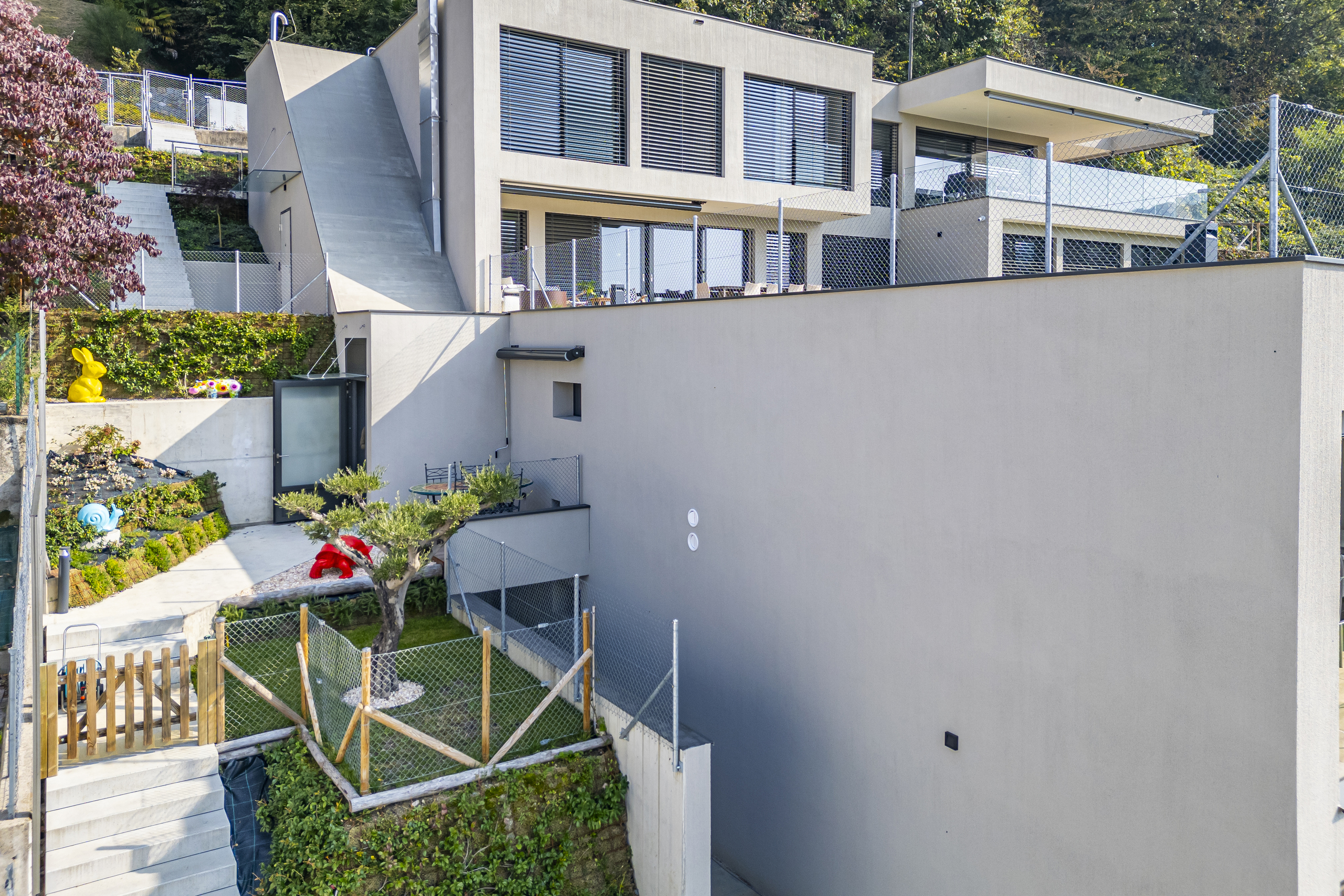 Moderne Außenansicht einer terrassierten Villa