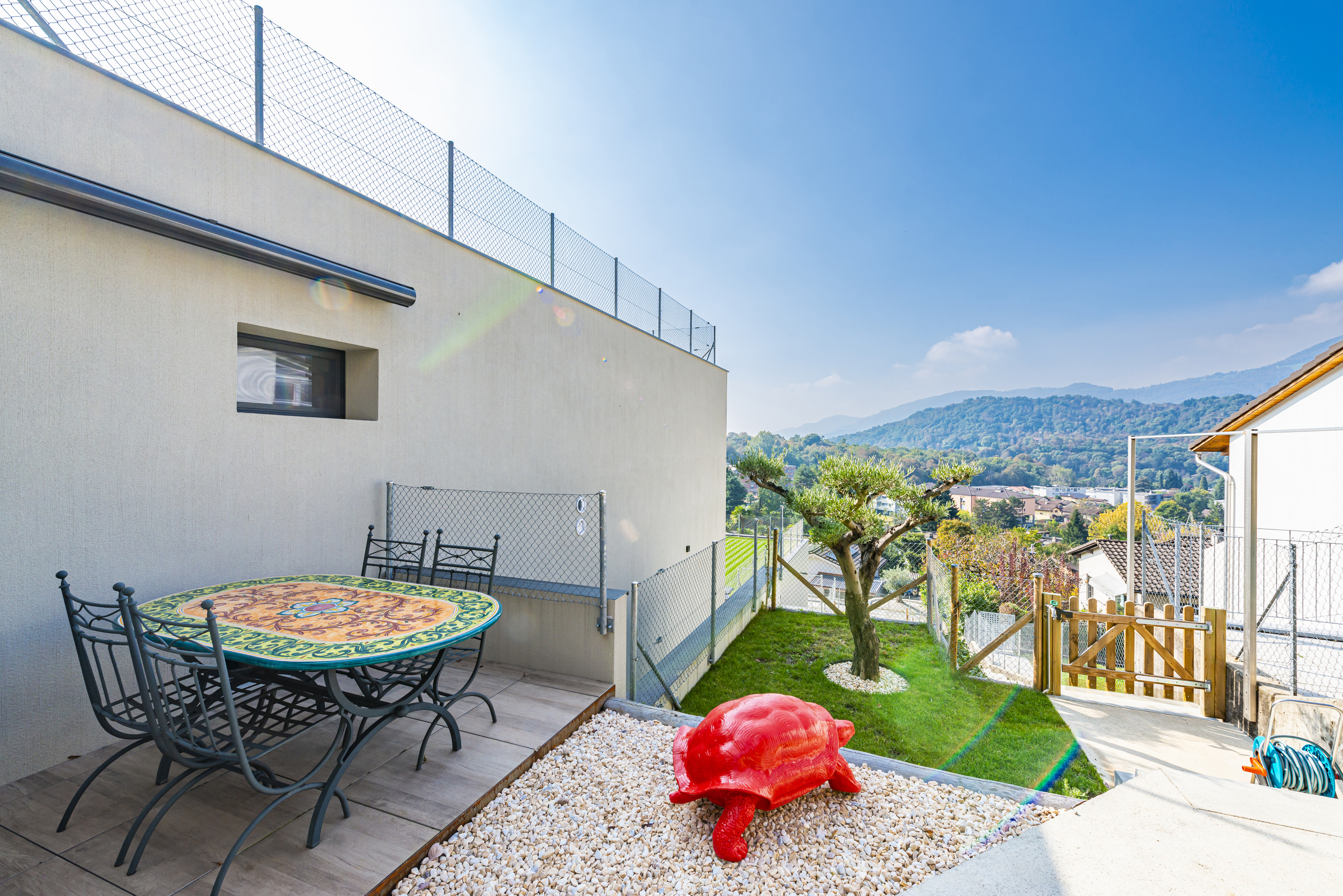 Terrasse mit Garten und Bergblick