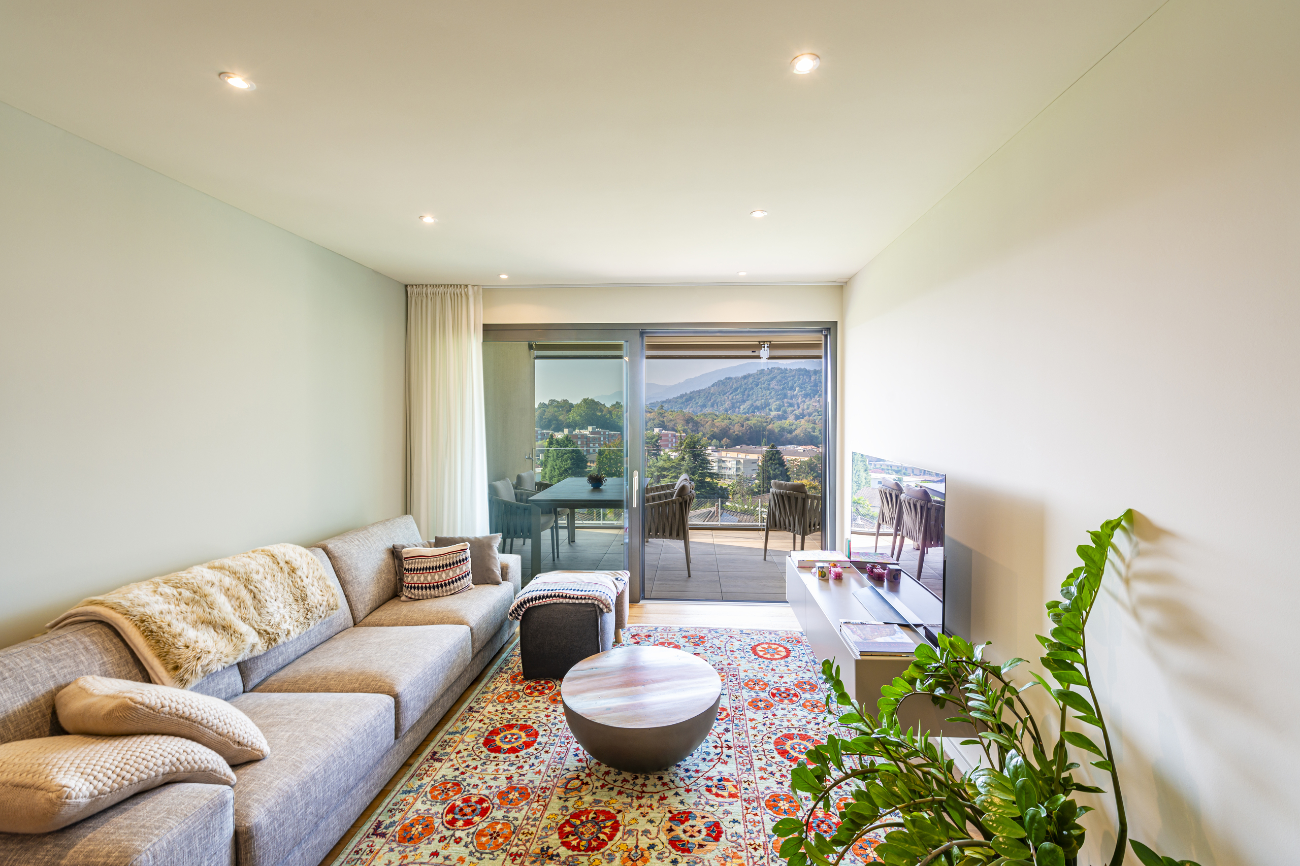 Helles Wohnzimmer mit Bergblick und Balkon