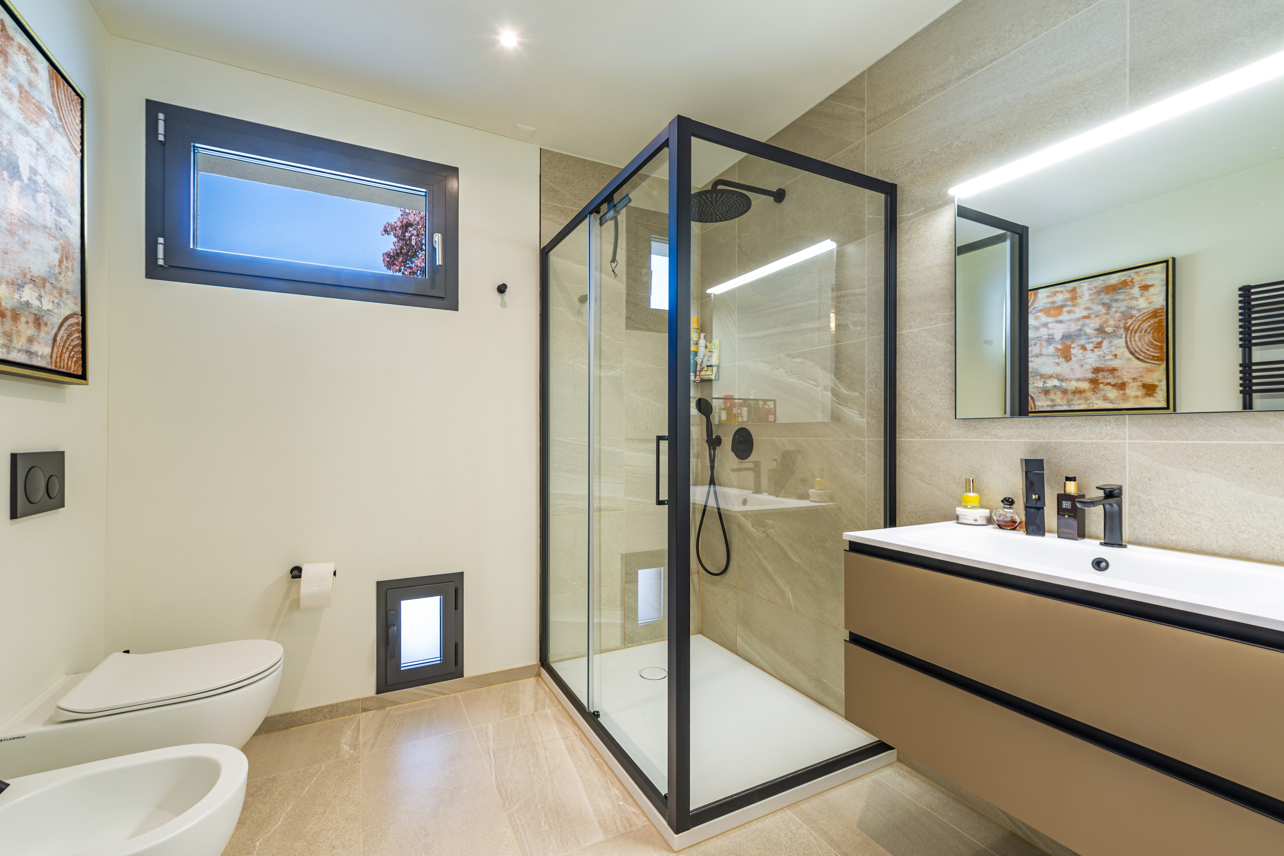 Modernes Badezimmer mit Dusche und WC