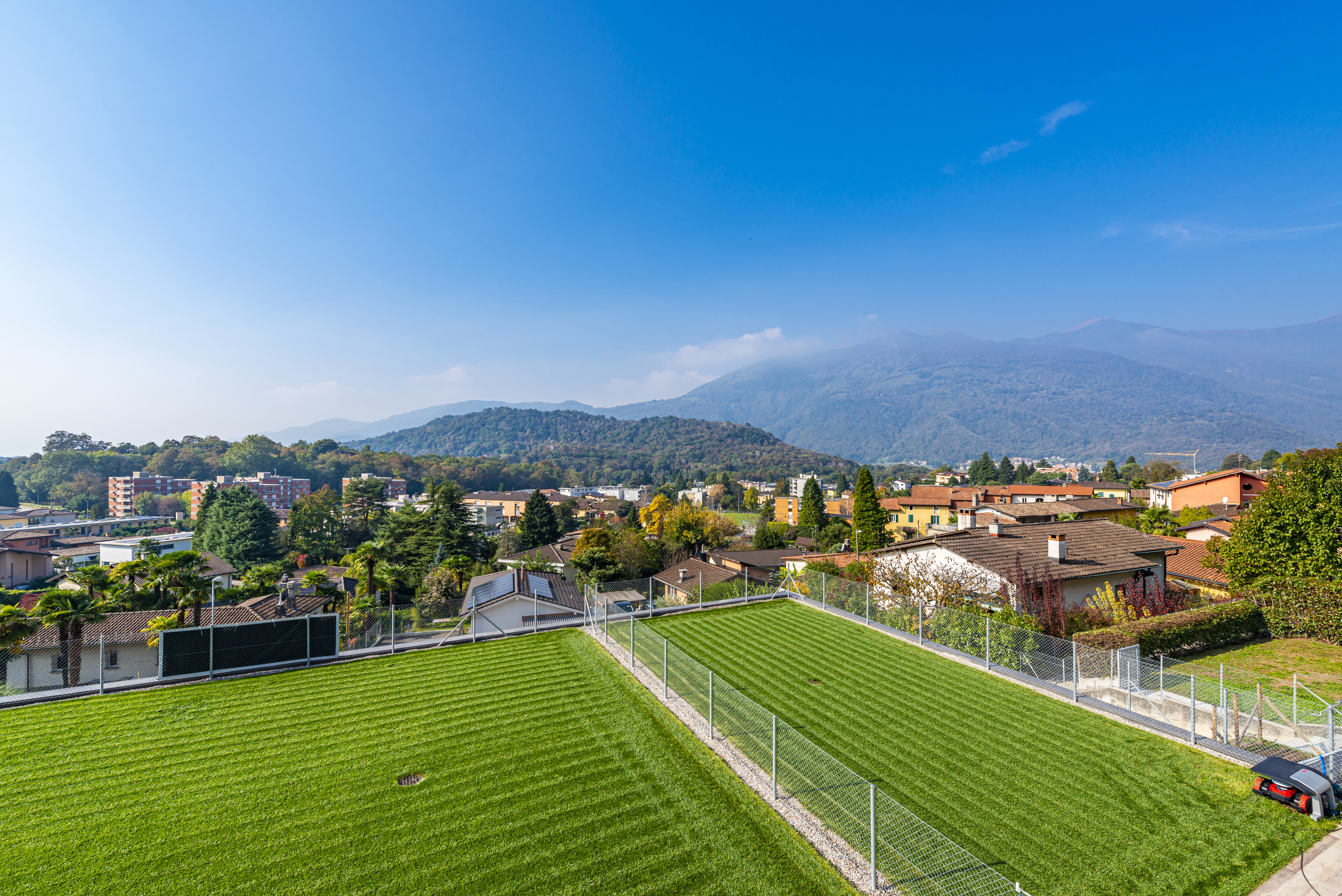 Gepflegter Garten mit Bergblick