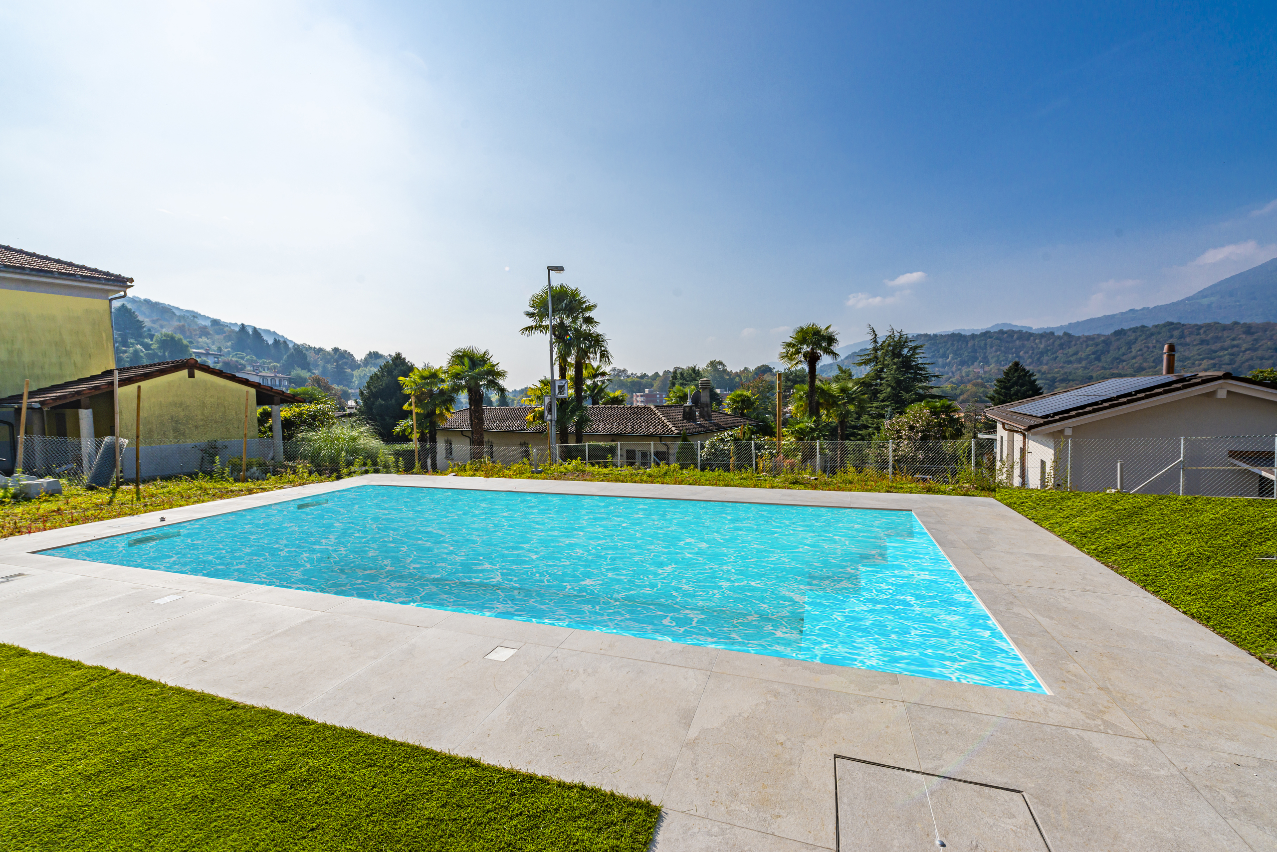 Außenbereich mit Pool und Bergblick