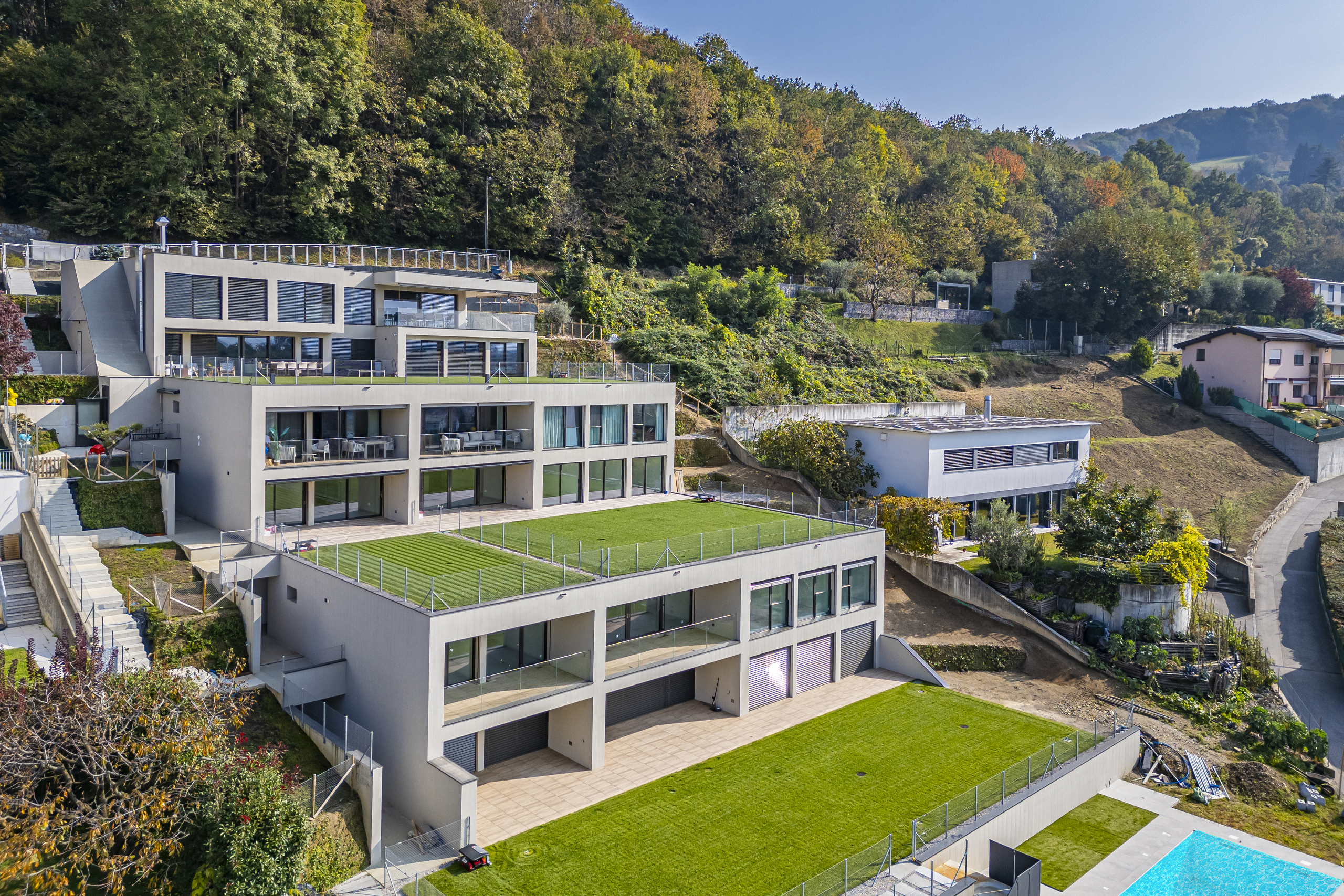 Moderne Terrassenanlage mit Hanglage