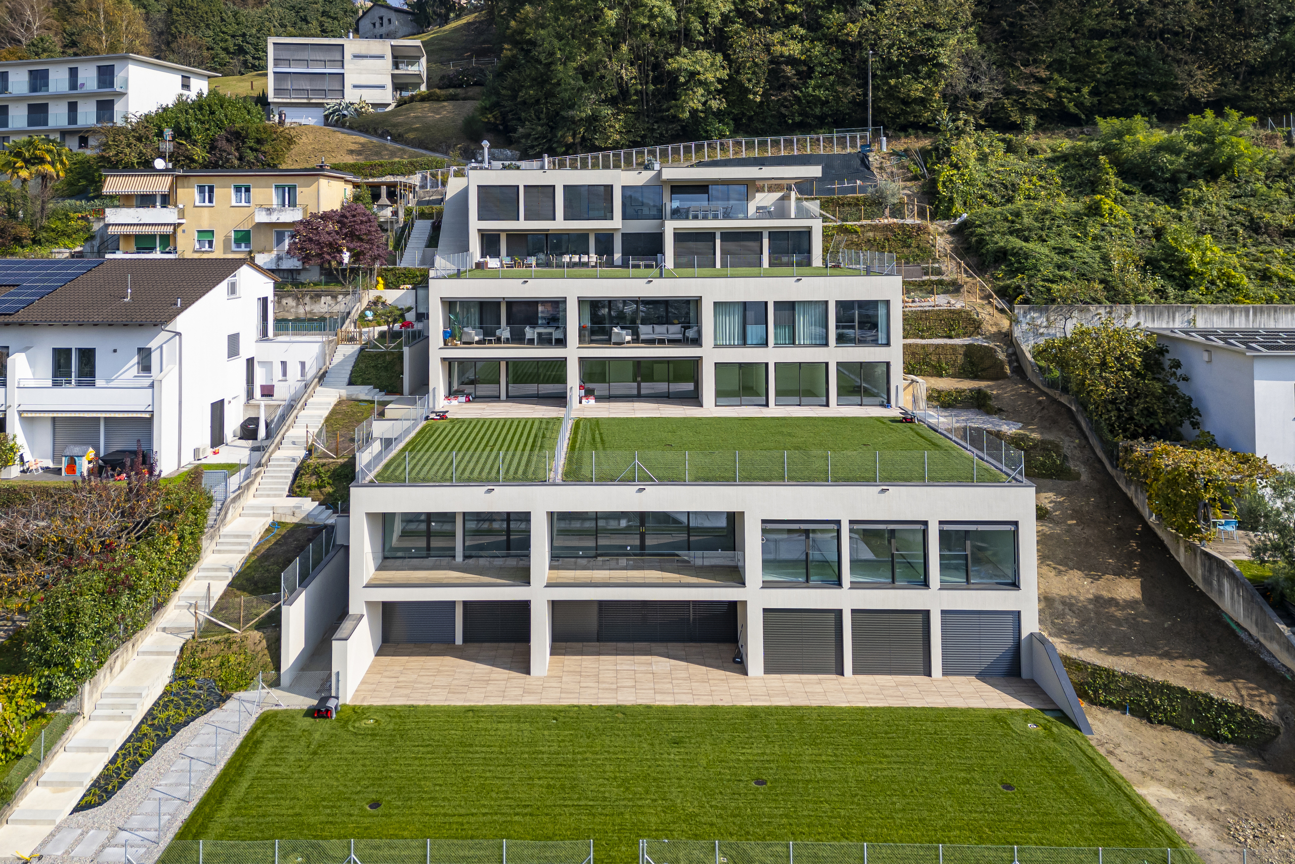 Moderne Terrassenanlage an Hanglage