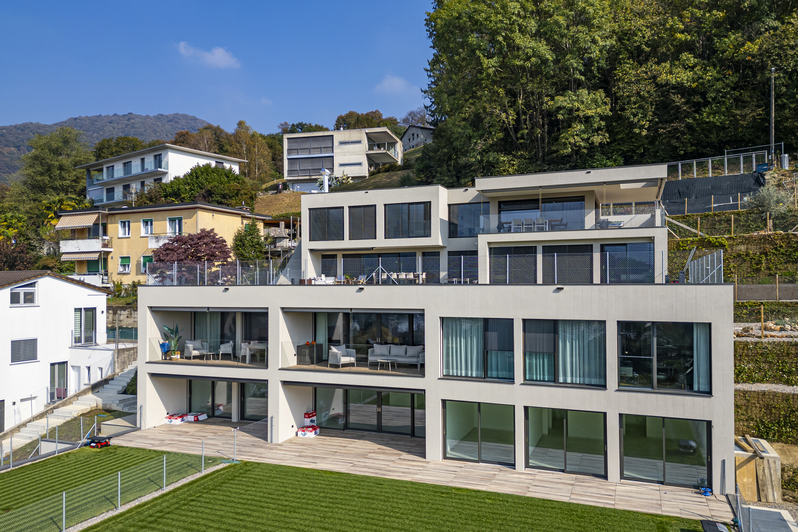 Moderne Terrassen- und Hanglage mit Blick auf eine Villa