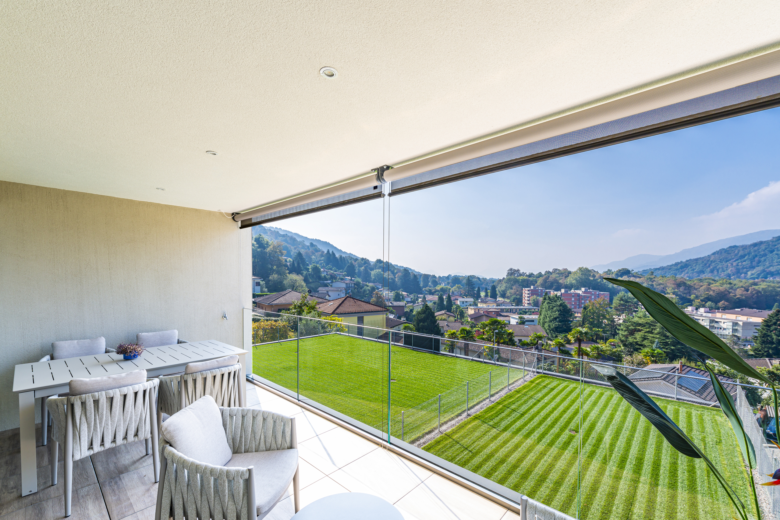 Überdachter Balkon mit Panoramablick