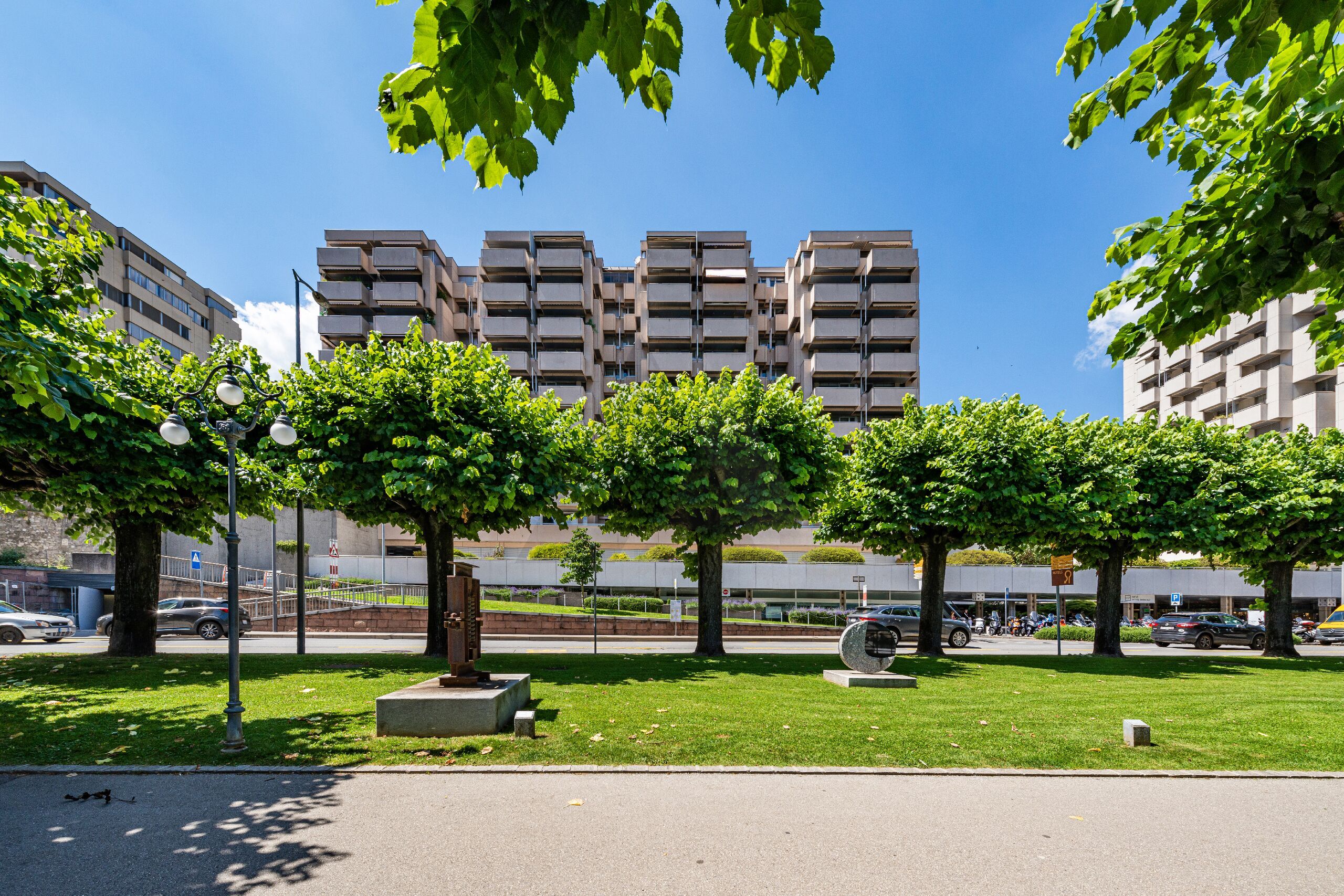 Stadtpark mit modernen Wohnhochhäusern